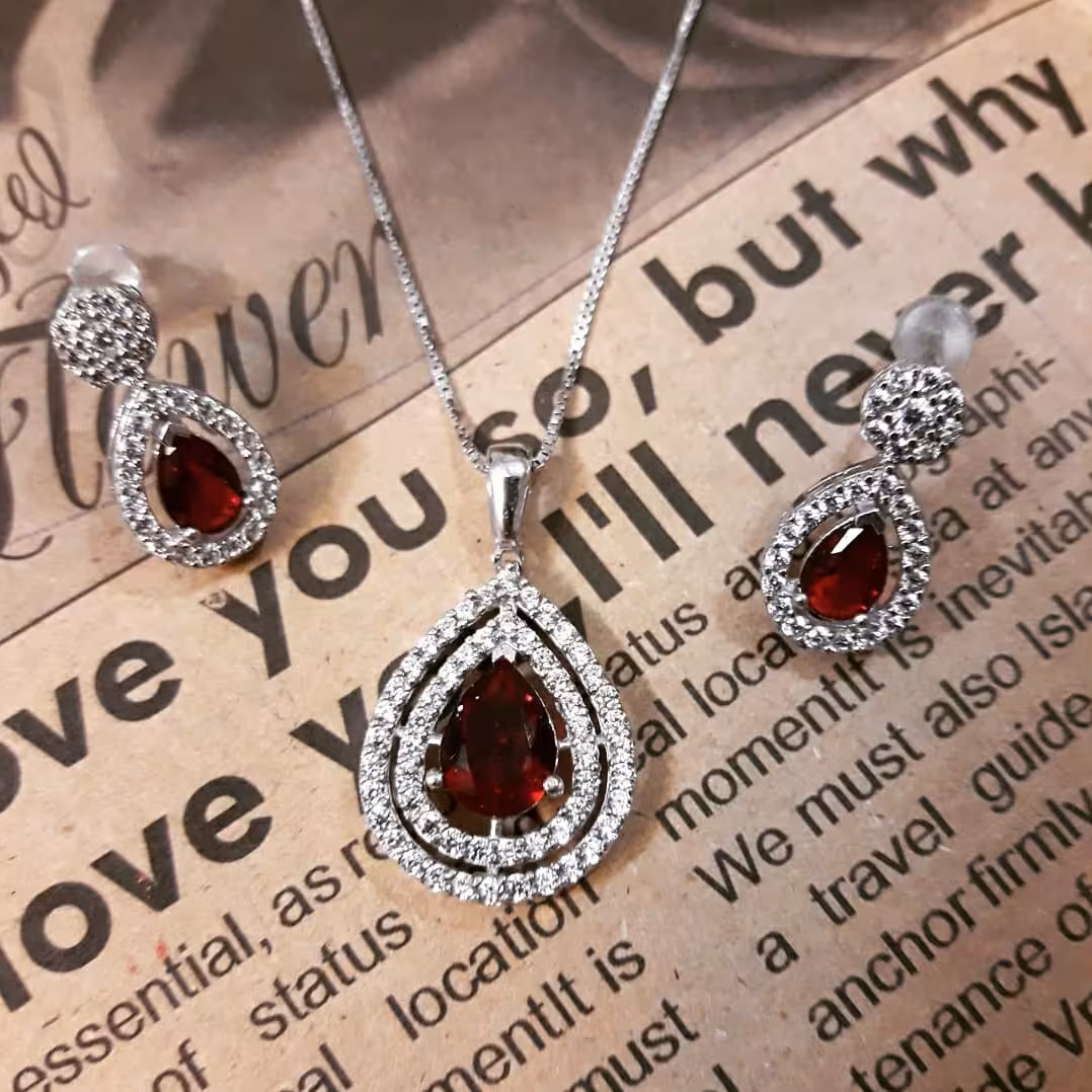 نیم ست نقره طرح اشک در  دو طرح یاقوت و زمرد