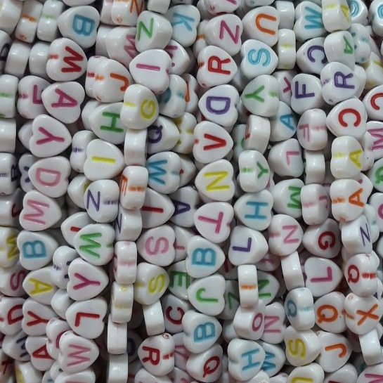 مهره حروف قلبی زمینه سفید ریسه ای 