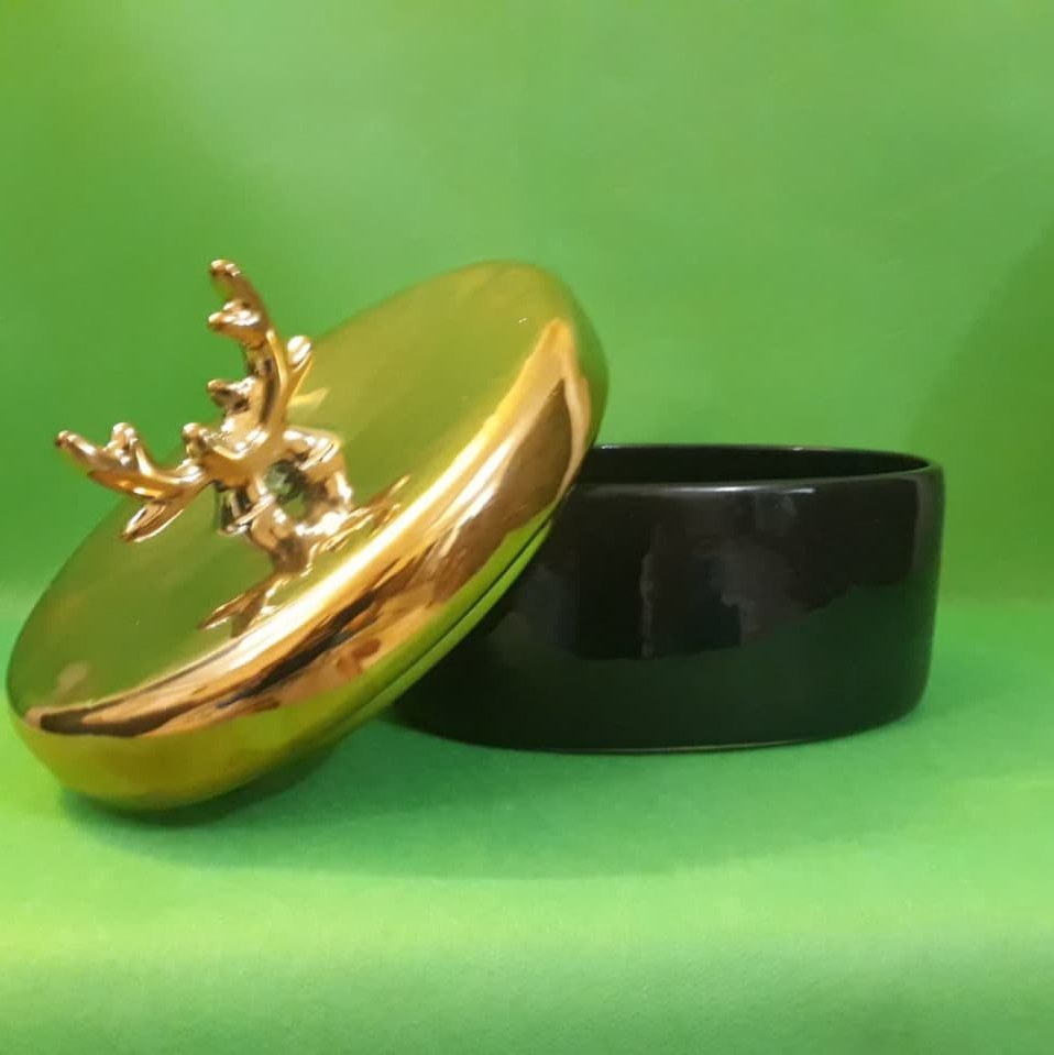 ظرف درب دار شکلات و تنقلات طرح گوزن بزرگ(درب طلایی و بدنه مشکی)