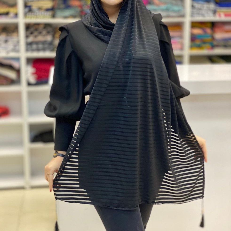 شال مشکی منگوله‌دار