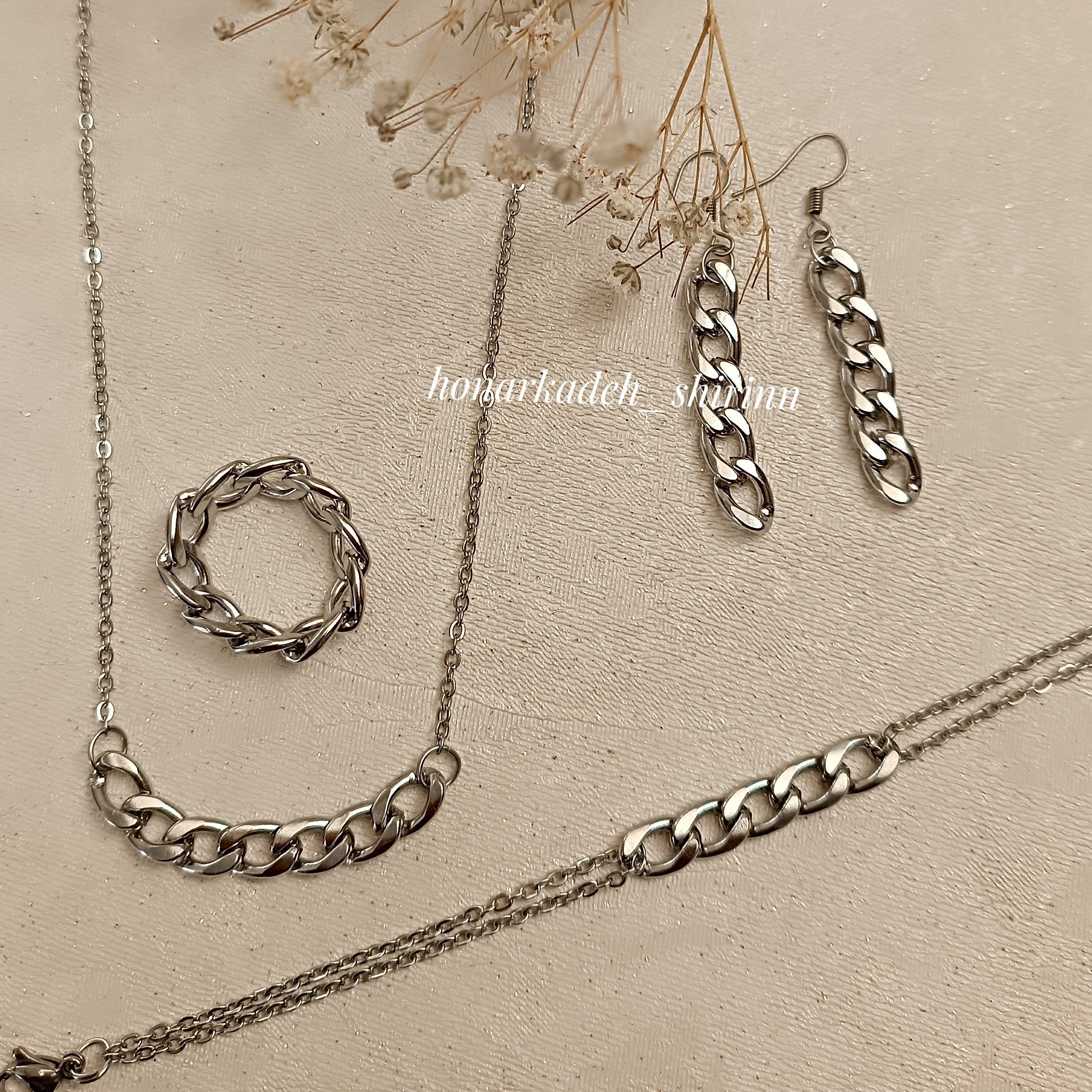 ست دستبند و گردنبند و گوشواره و انگشتر کارتیر نقره ای 