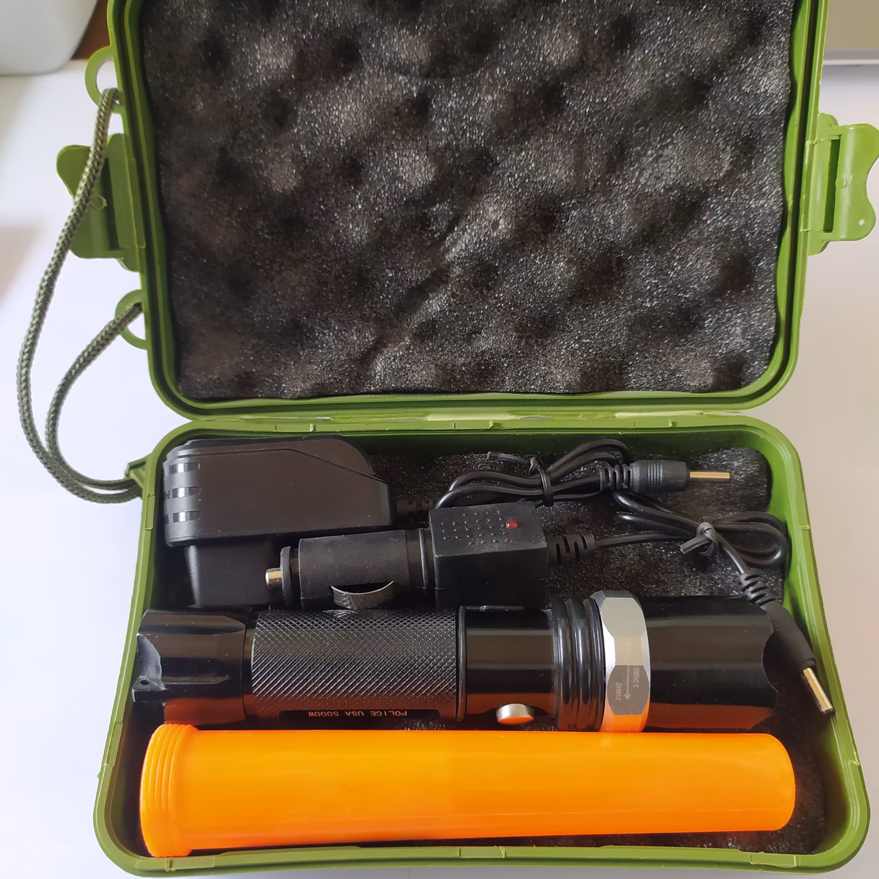 چراغ قوه مدل آمریکایی 5000 با اقلام همراه وکیف پلاستیکی