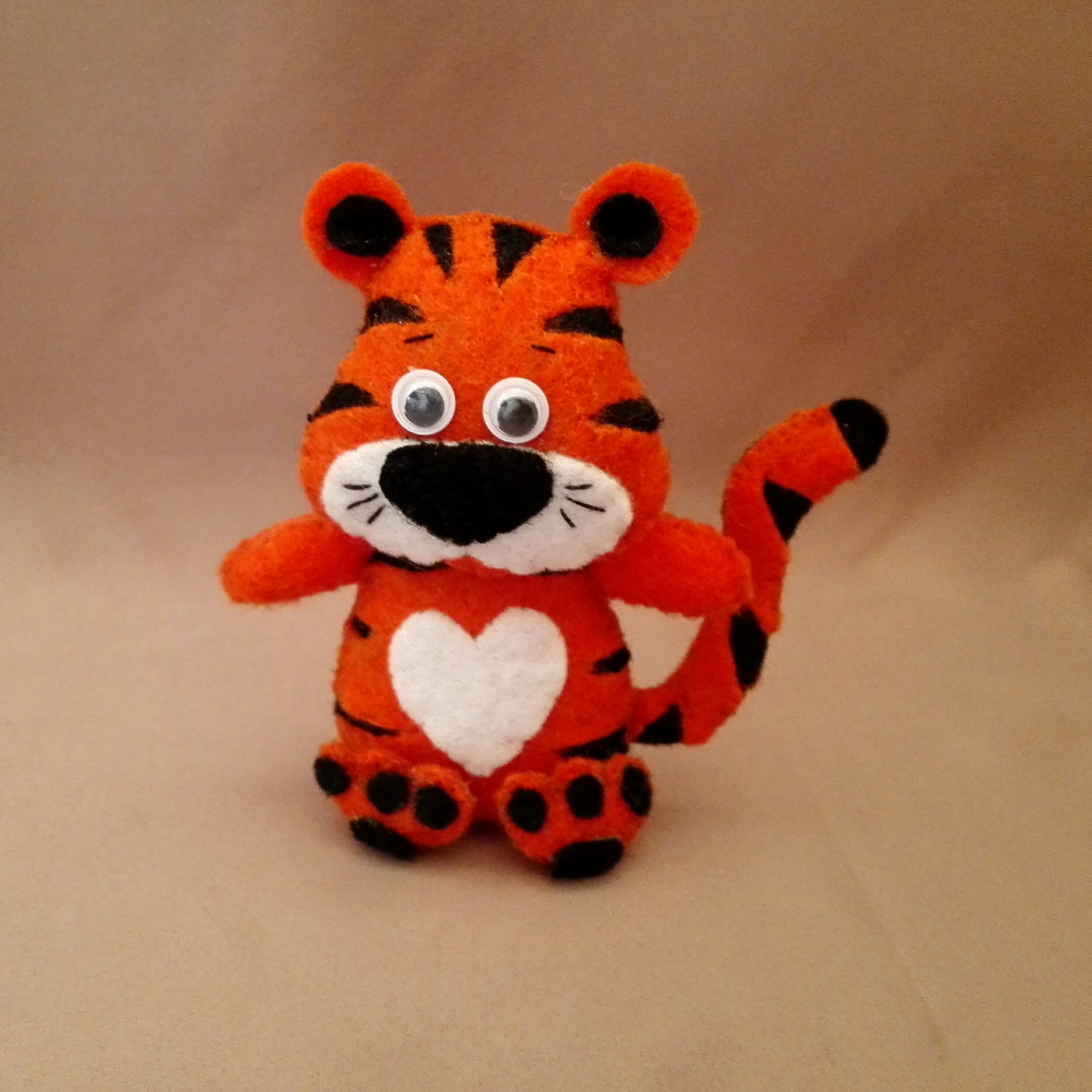 عروسک ببر نماد سال 1401 مناسب برای سفره هفت سین و عیدی دادن به بچه ها