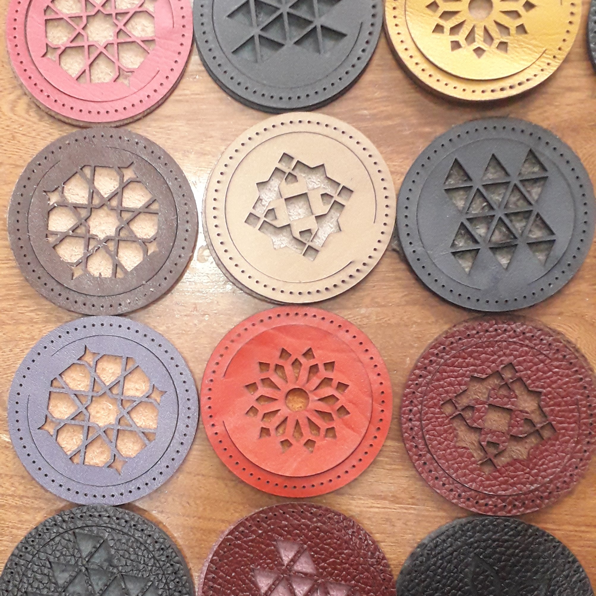 جا اینه ای چرم طبیعی غیر آماده  داری رنگ بندی مختلف  