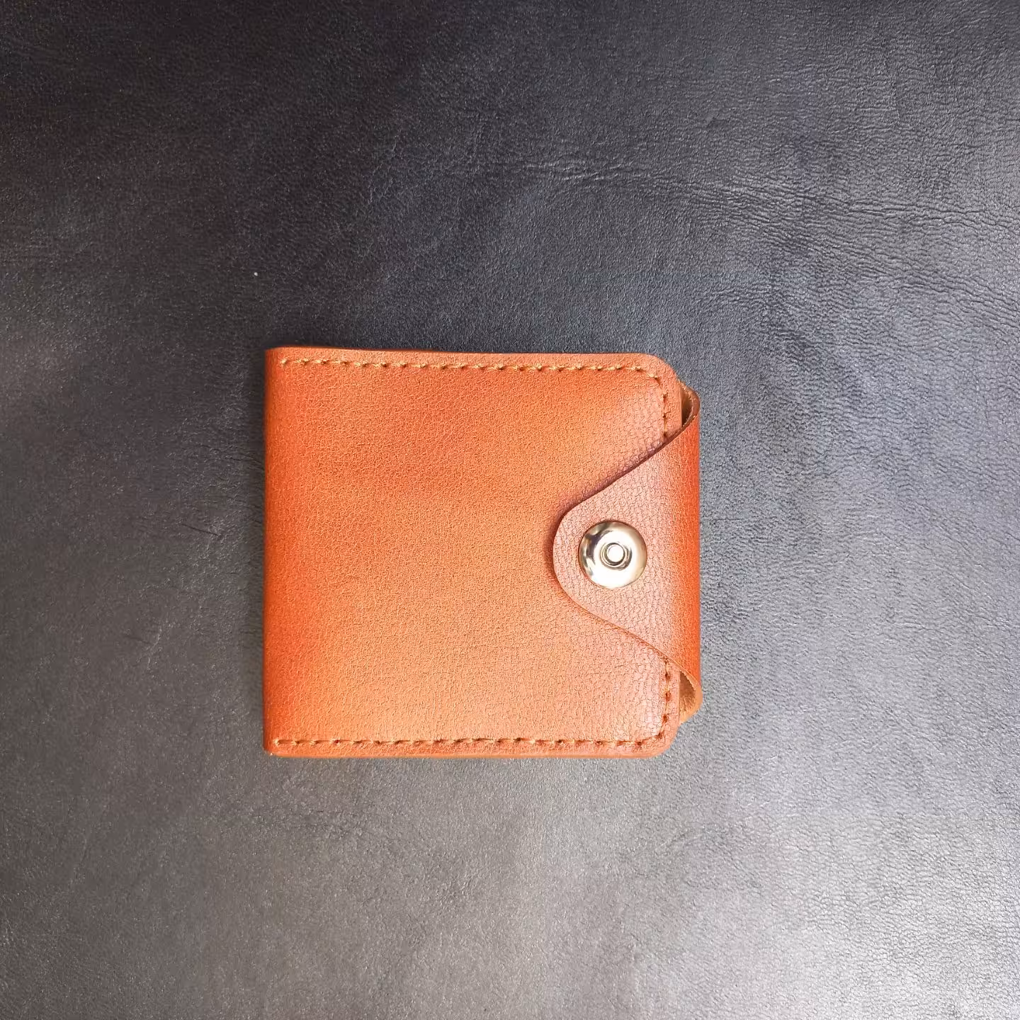 جا کارتی با مگنت آهن ربایی.چرم طبیعی و دست دوز با نخ ابریشمی.بیش از 12 جای کارت