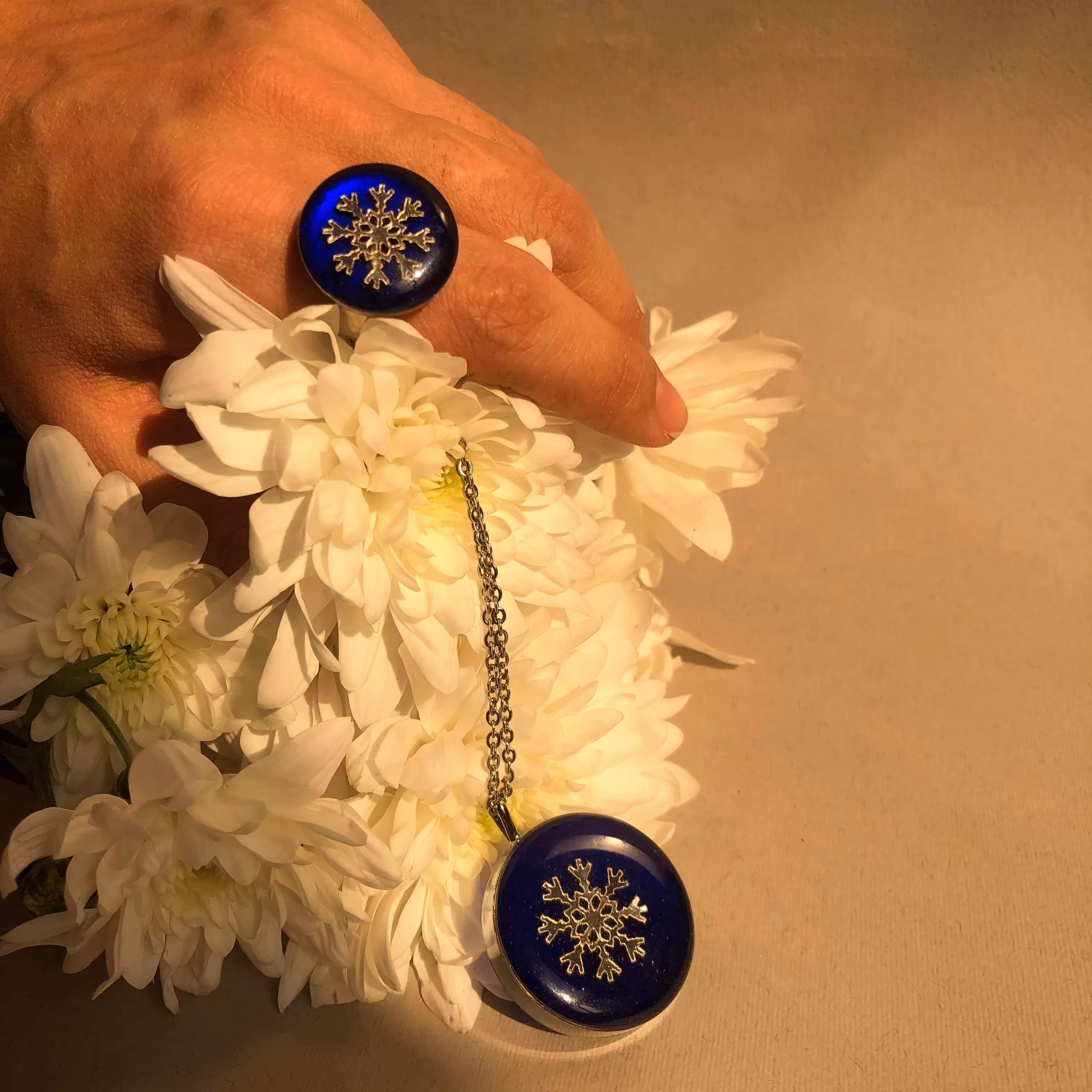 نیم ست گردنبند و انگشتر  برفی نقره ای، طرح رزینی