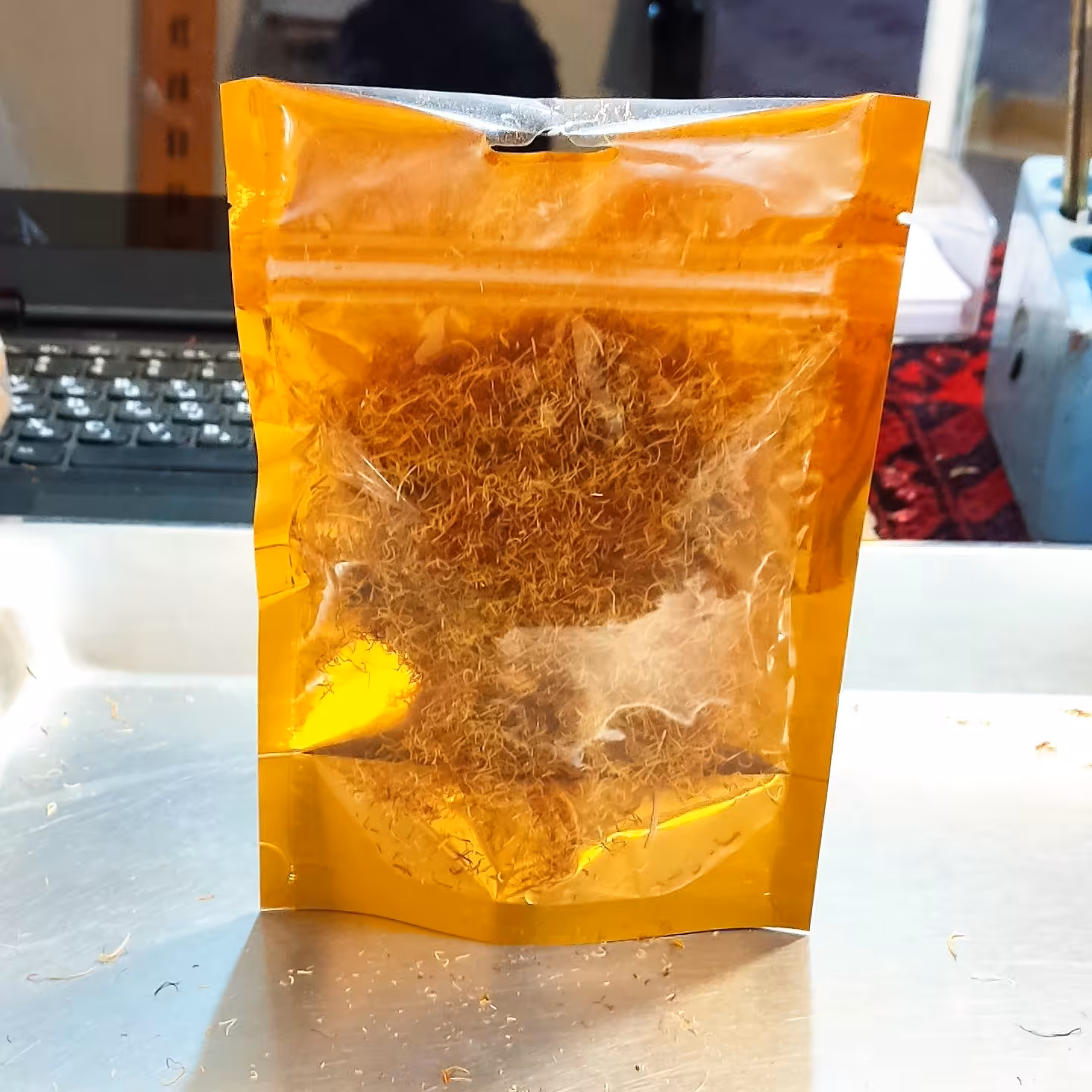 ریشه زعفران  (10گرمی)درجه یک امسالی قاین با بسته بندی طلایی را  مستقیم از کشاورز و از شهر طلای سرخ (قاین)خرید کنید