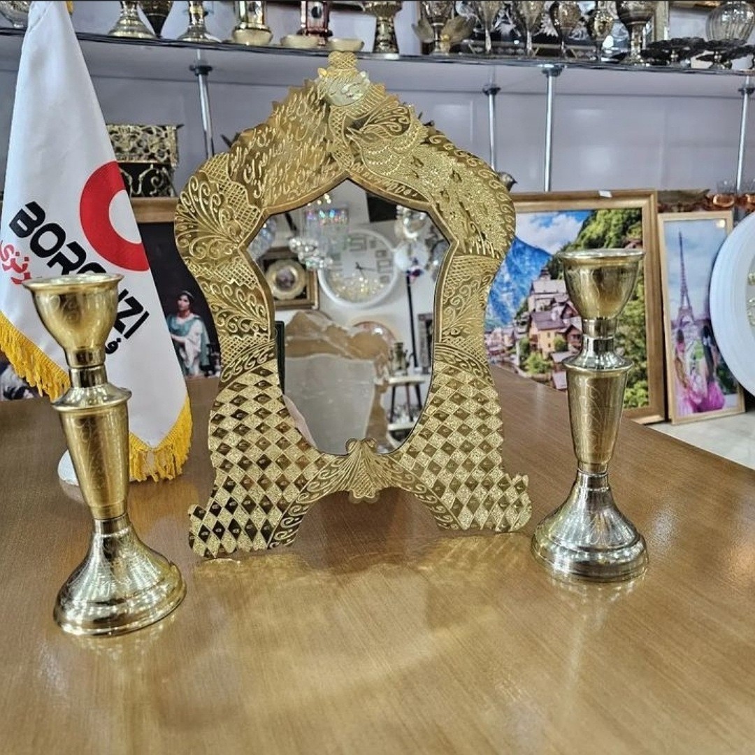 آینه و شمعدان طلایی بسیار با کیفیت و زیبا دارای یک آینه و دو شمعدان زیبا