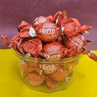 شکلات شیری با مغزی خلال فندق پلنتی شیرین عسل  (یک کیلوگرمی )