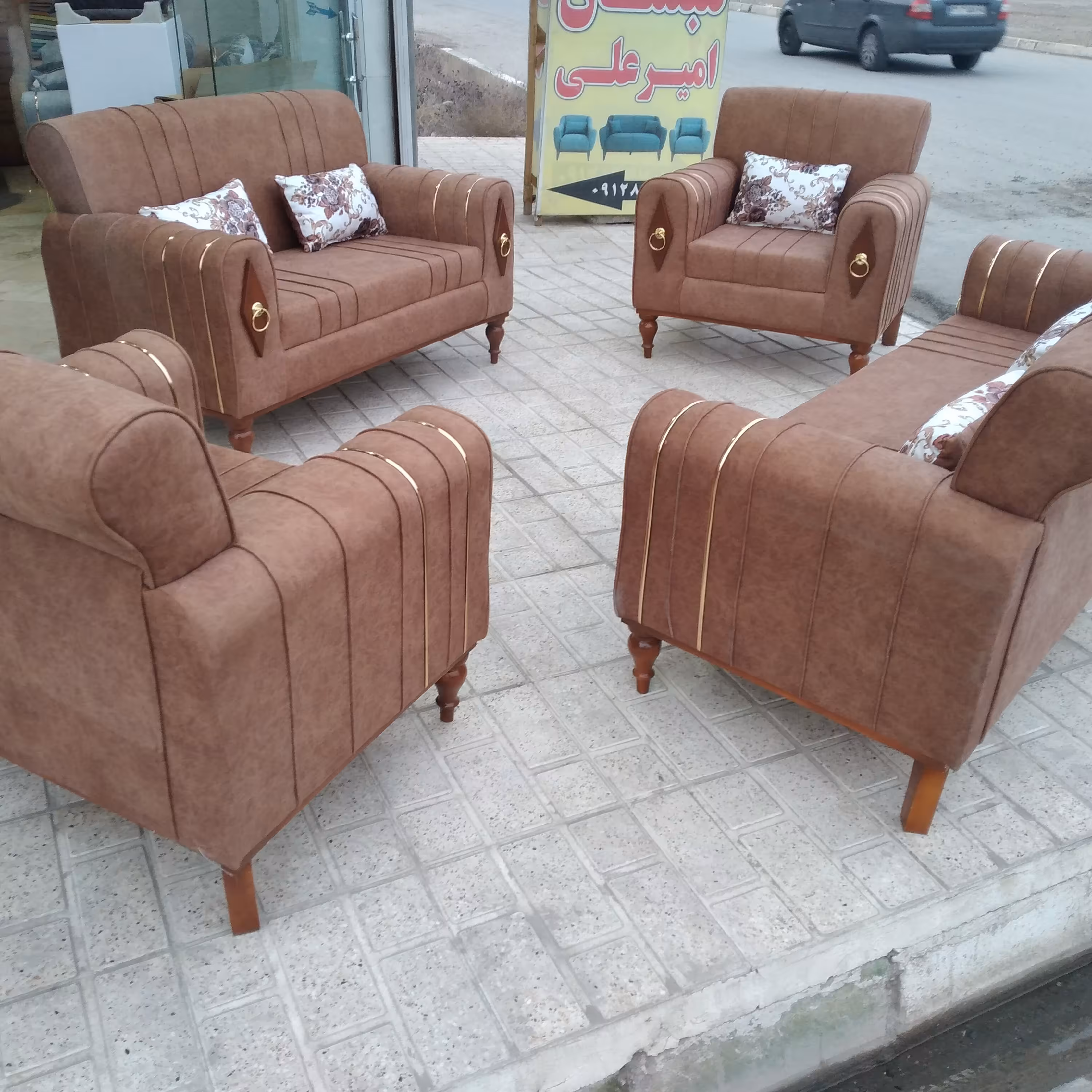مبل  نیو اسکارلت پایه چوبی خراطی شده هزینه ارسال به عهده مشتری میباشد