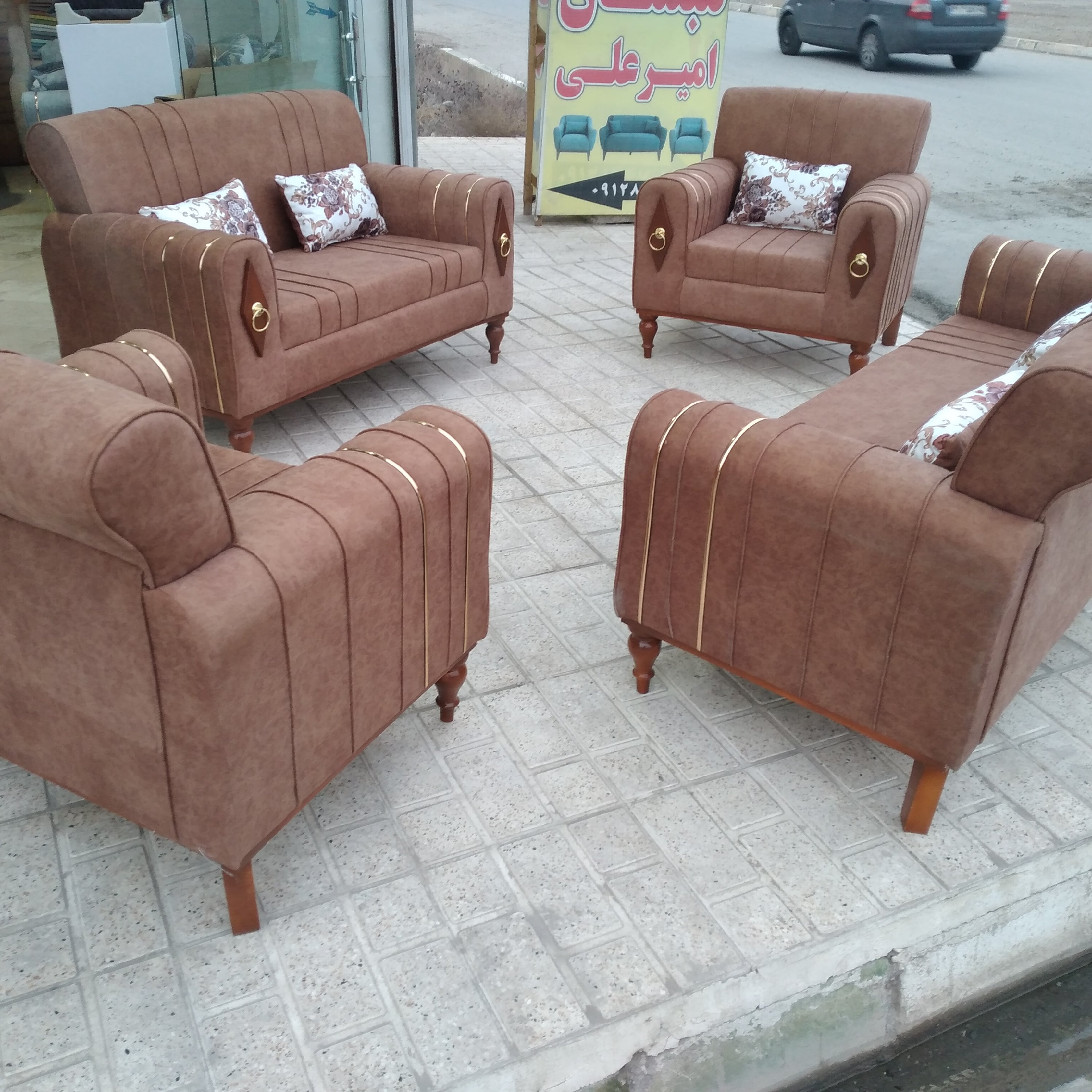 مبل نیو اسکارلت پایه چوبی خراطی شده هزینه ارسال به عهده مشتری میباشد