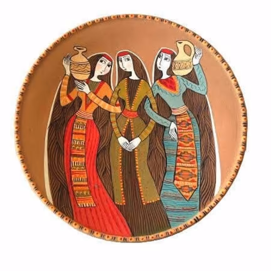 بشقاب دیوارکوب قطر 25سانتیمتر دختران کوزه بدست طراحی شده با دست و رنگ اکریلیک قابل نصب آسان و شستشو با اسکاج نرم