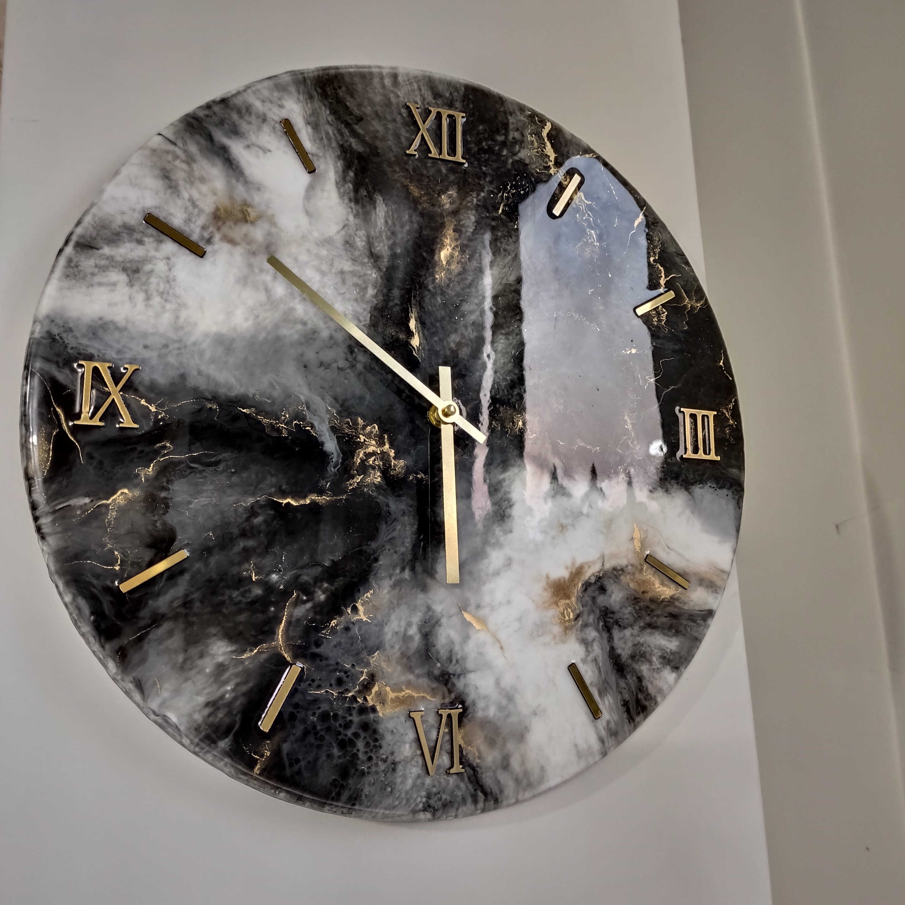 ساعت دیواری  رزینی قطر 40 ابروبادی رنگ شیری طلایی ذغالی