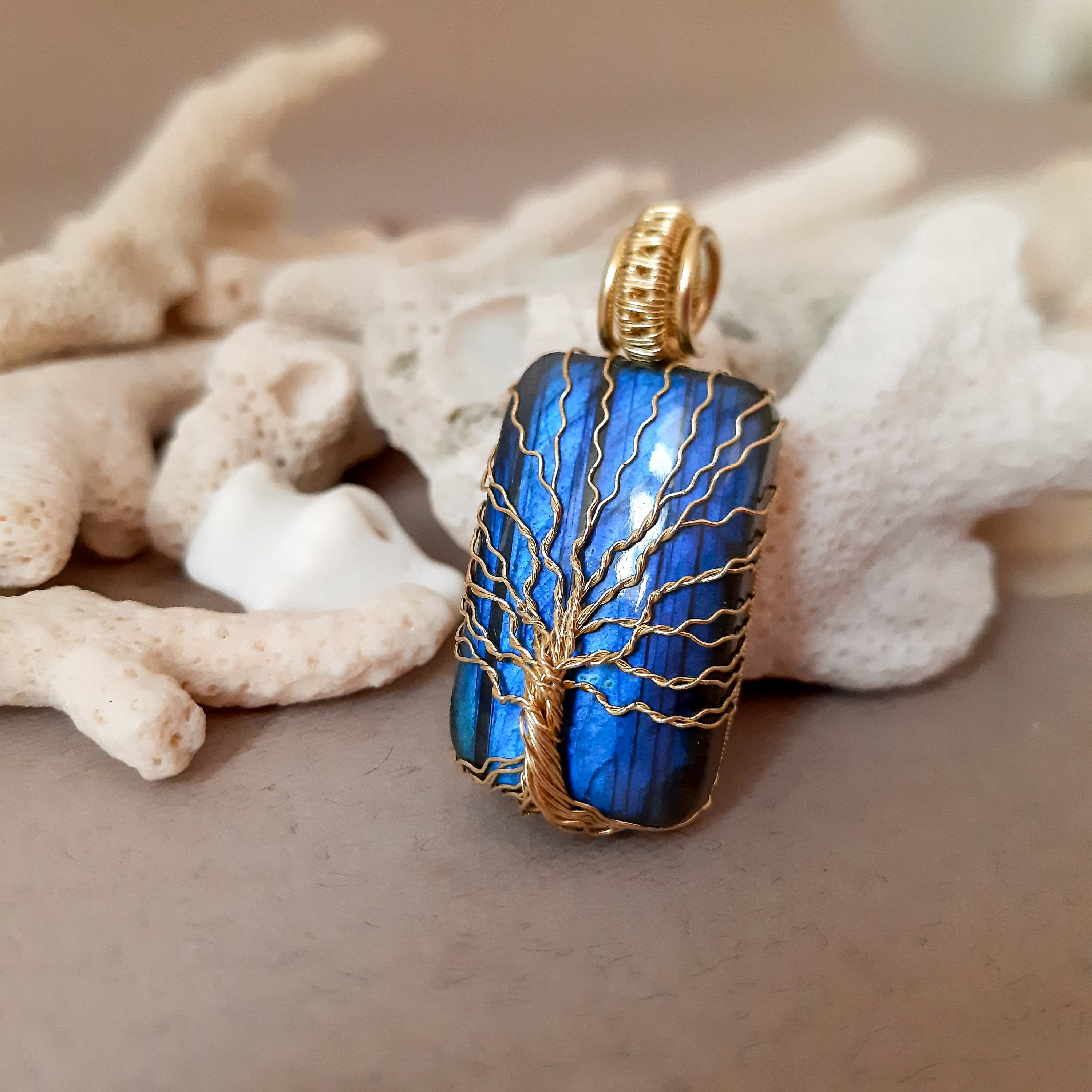 گردنبند درخت درخت زندگی لابرادوریت آبی با تلالو بالا متریال برنز  همراه با زنجیر استیل رنگ ثابت در باکس کادویی