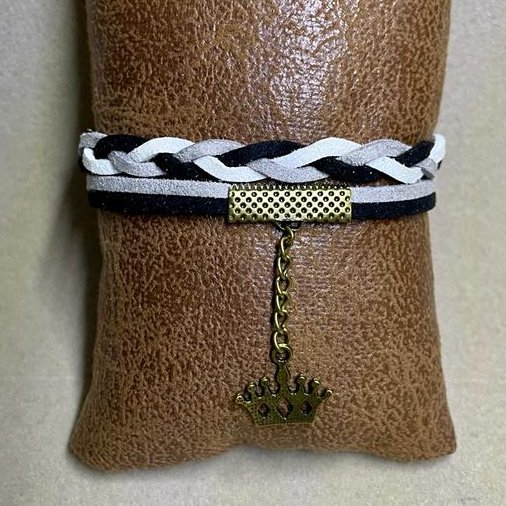 دستبند تریشه چرمی مدل بافت سه رنگ سیاه و سفید و خاکستری همراه با خرج کار برنزی طرح تاج و مرغ آمین و زنجیر برنزی