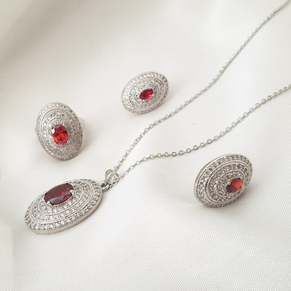 ست اتریشی با انگشتر