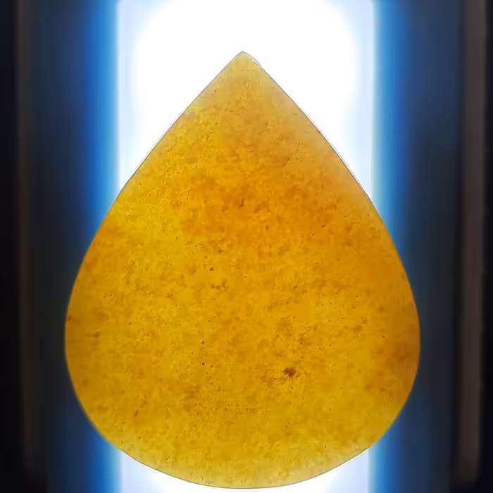 یشم عسلی  به شکل اشک زیبا وزن  حدود یازده ونیم گرم