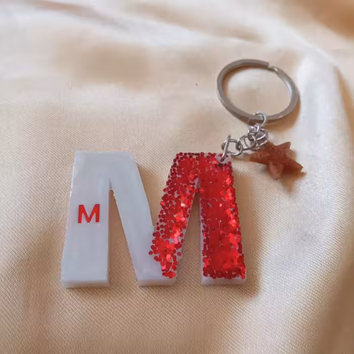 جاسوییچی رزینی حرف Mانگلیسی کار شده با اکلیل