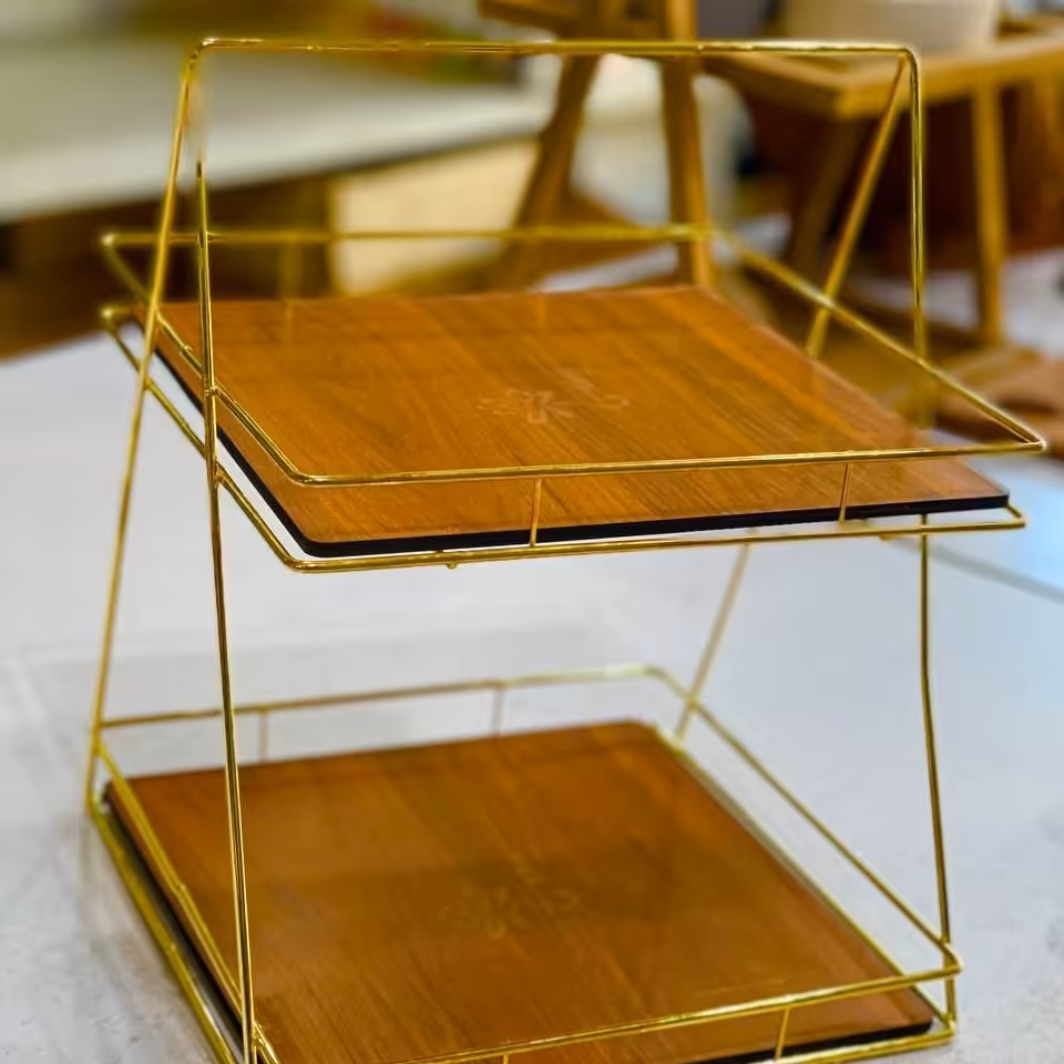استند فلزی طلایی کف چوب دو طبقه مربع