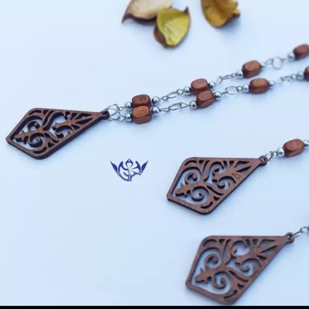 رومانتویی و گوشواره چوبی با خرجکار نقره ای و مهره های چوبی