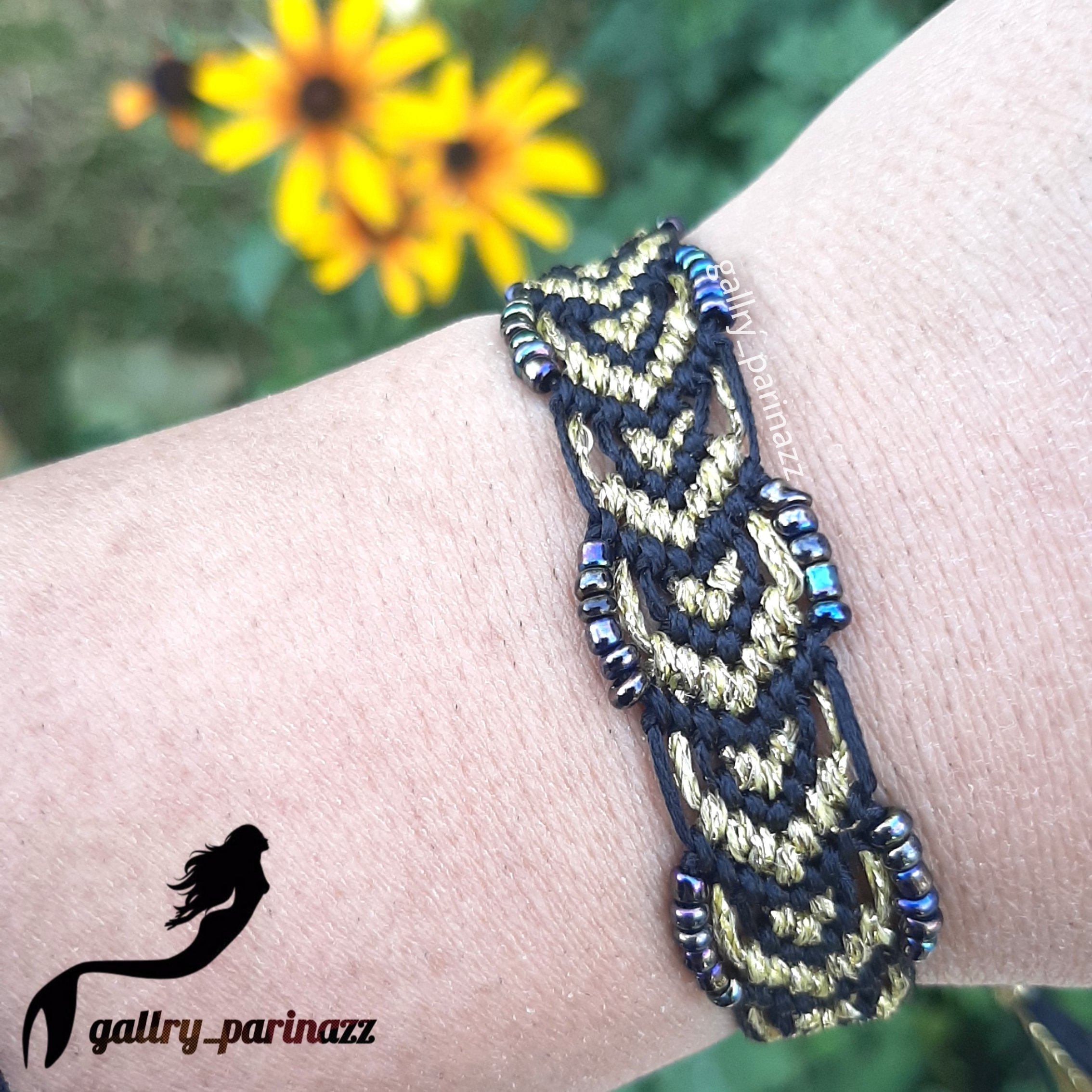 دستبند دوستی فری سایز بافته شده با نخ مشکی و طلائی