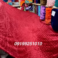 پتوی دونفره نرمینه مدل سروین مسافرتی تک رنگ گلبرجسته ساکدار  رنگ زرشکی کد 7