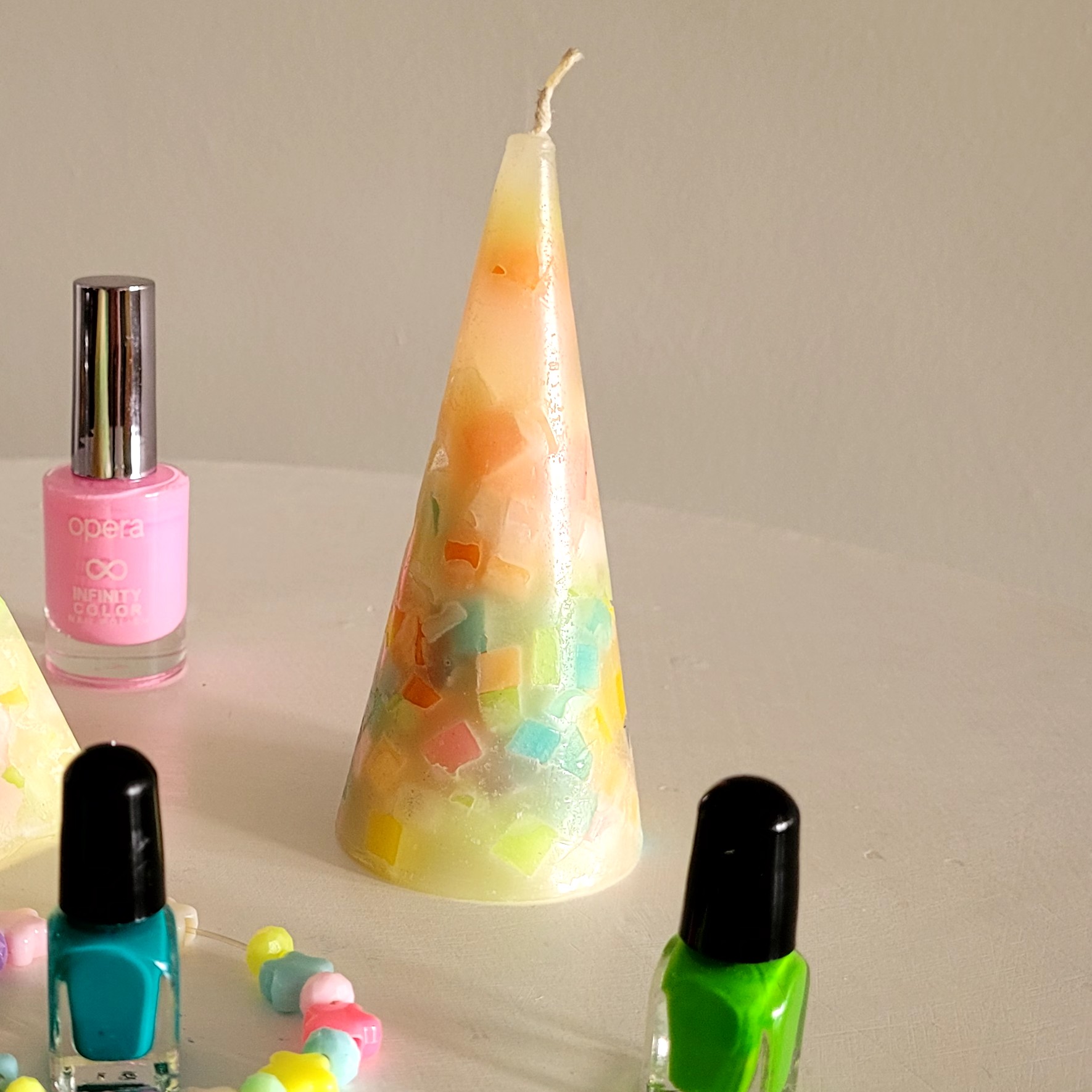 شمع مخروطی با تکه های رنگی سایز 5در 11 وزن تقریبی 72 گرم