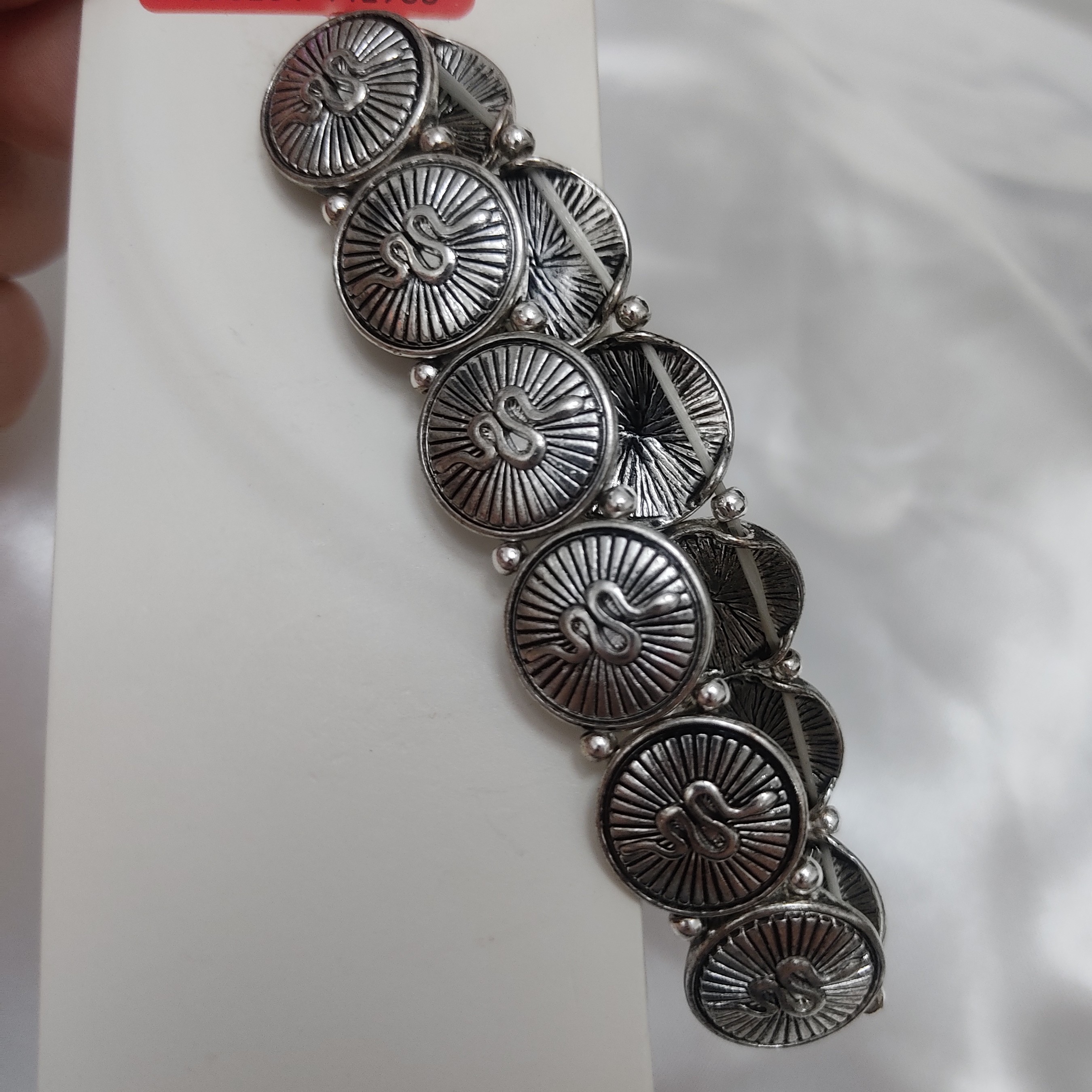 دستبند کشی وارداتی بجای پاند هم میشود استفاده کرد 