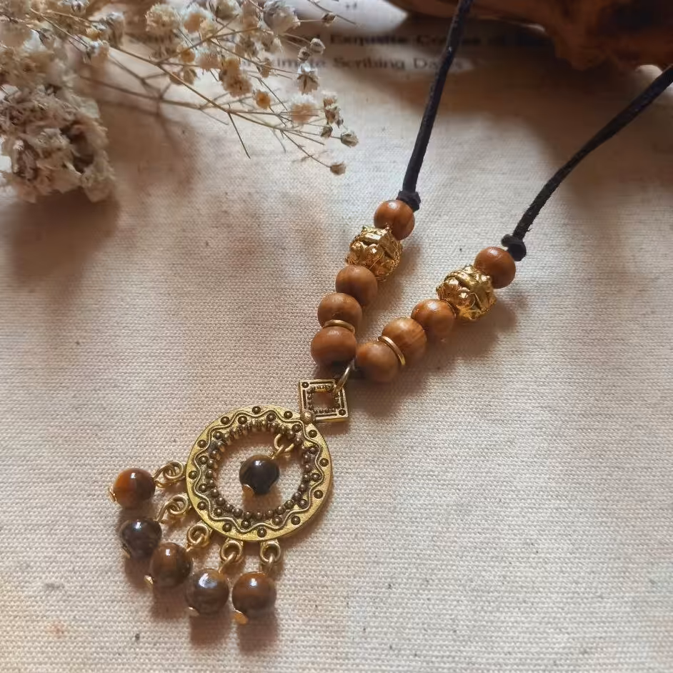گردنبند زیبای طرح سنتی دستساز با گوهر طبیعی چشم ببر و مهره چوب صندل 