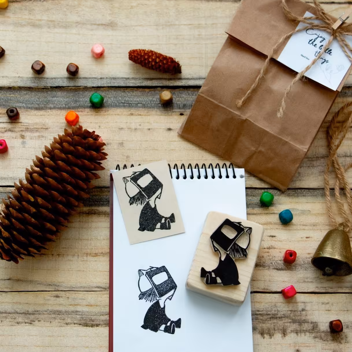 مهر دست ساز لینو طرح دختر کوچک ( پایه چوب روسی )