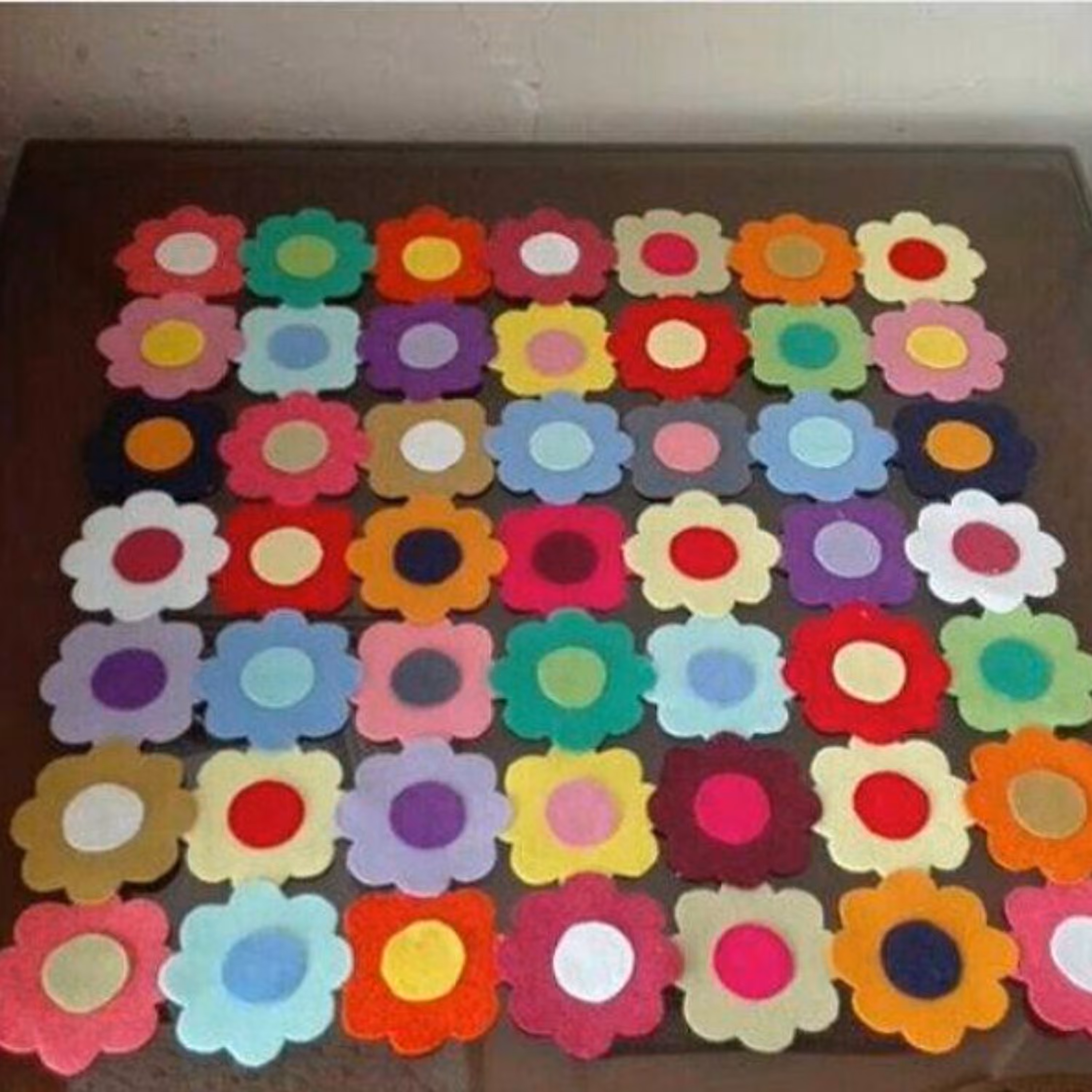 رومیزی نمدی طرح چهل گل .گالری عین ماه