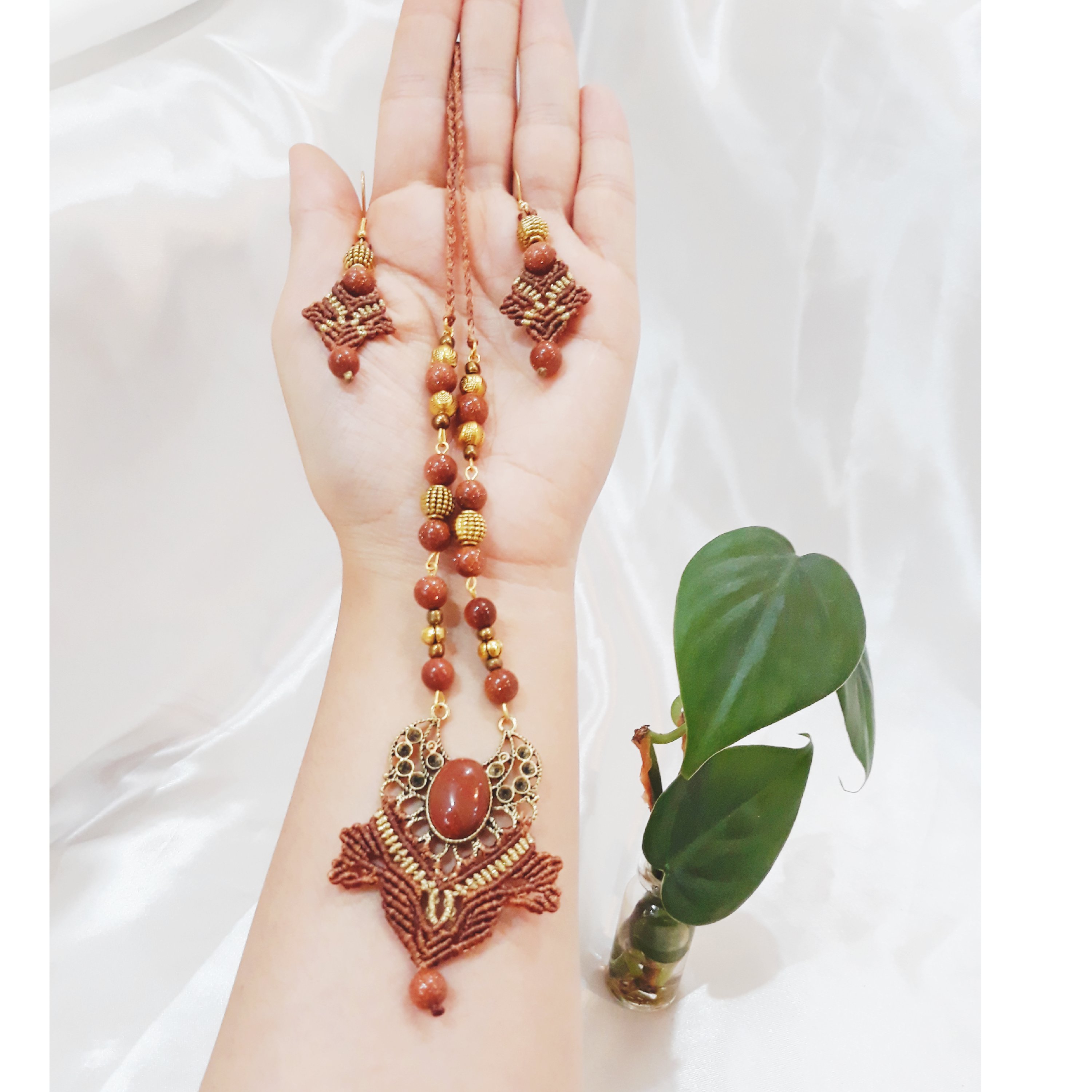 نیم ست رولباسی و گوشواره با سنگ دلربا با خرجکار برنجی طلایی، عصای گوشواره استیل غیر حساسیت زا میباشد