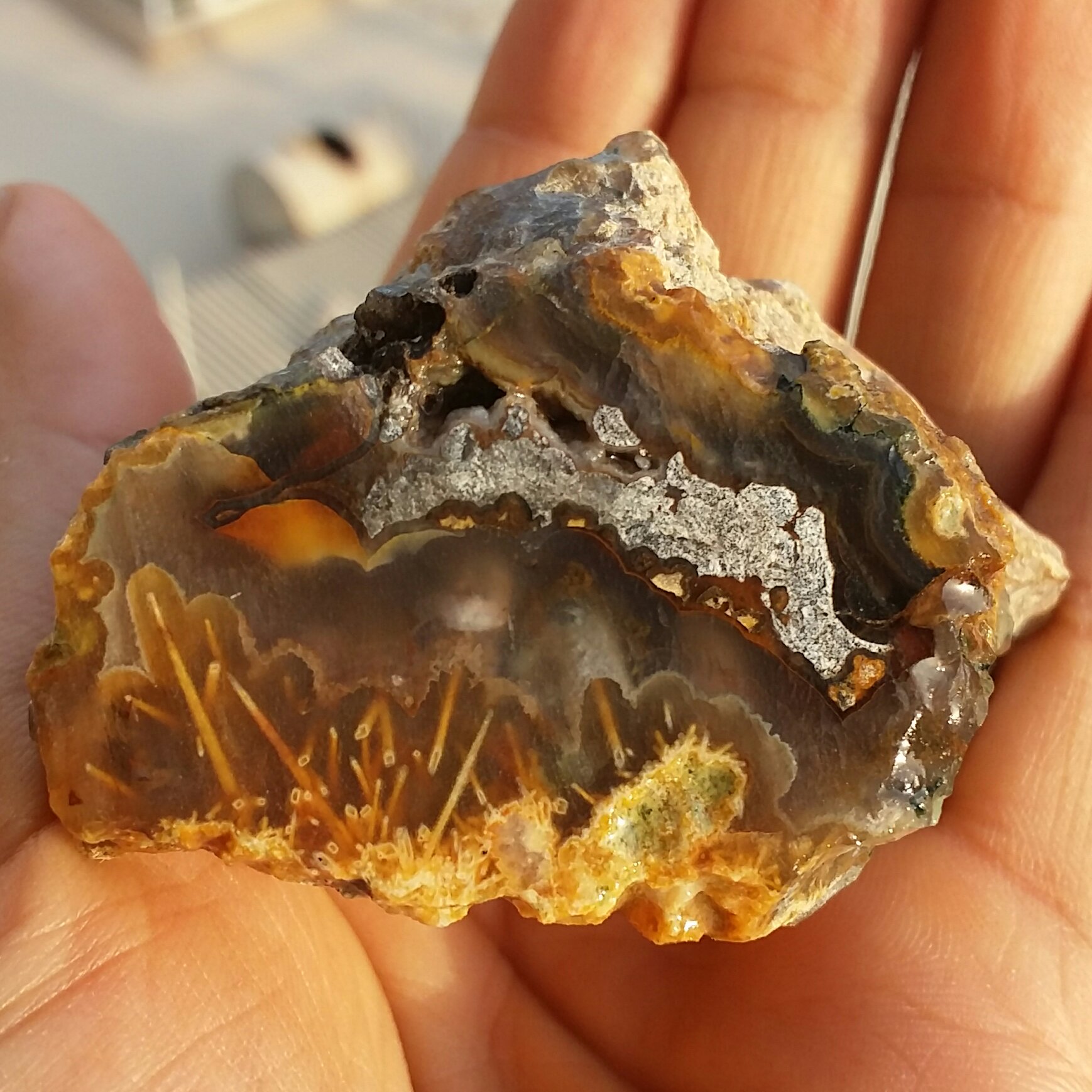 اسلایس سنگ راف عقیق رتایل خورشیدی طلایی بسیار کمیاب محشر دیدنی کاملا طبیعی شاهکار خلقت
با قابلیت ساخت چند نگین ارزشمند
