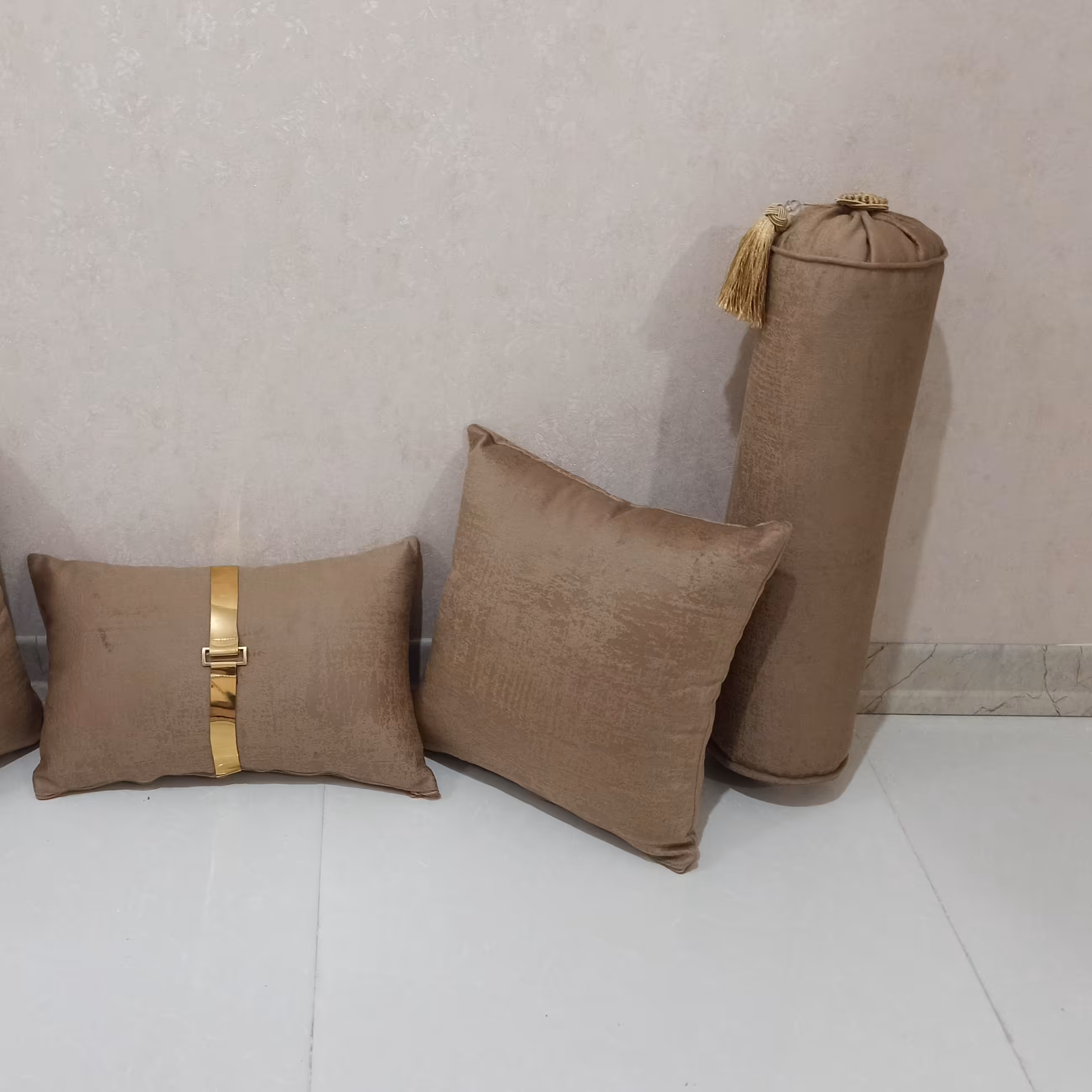 5عدد کوسن نسکافه ای تیره شامل دوعدد استوانه و دوعدد مربع زیپ خور و مستطیل نوار دوز