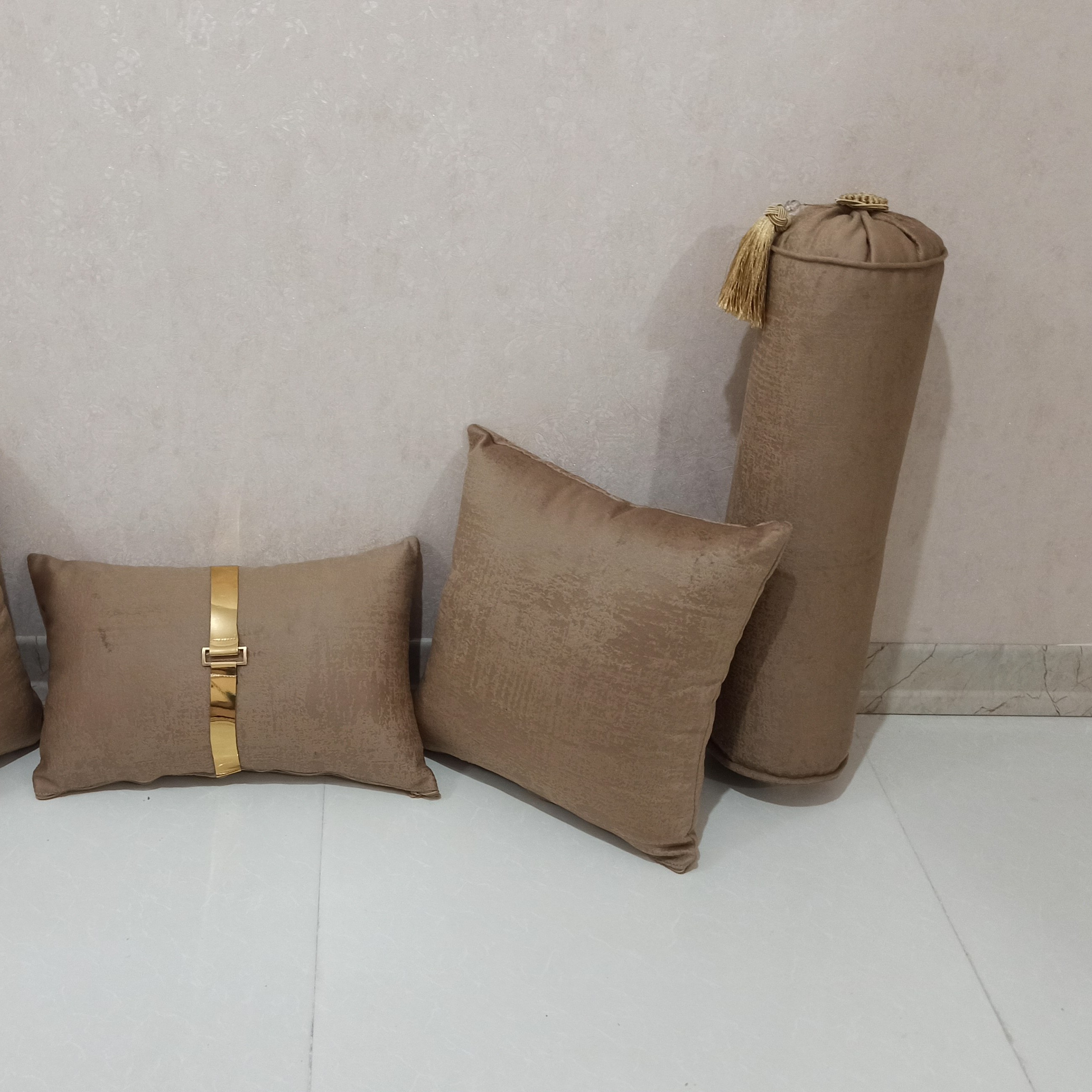 5عدد کوسن نسکافه ای تیره شامل دوعدد استوانه و دوعدد مربع زیپ خور و مستطیل نوار دوز