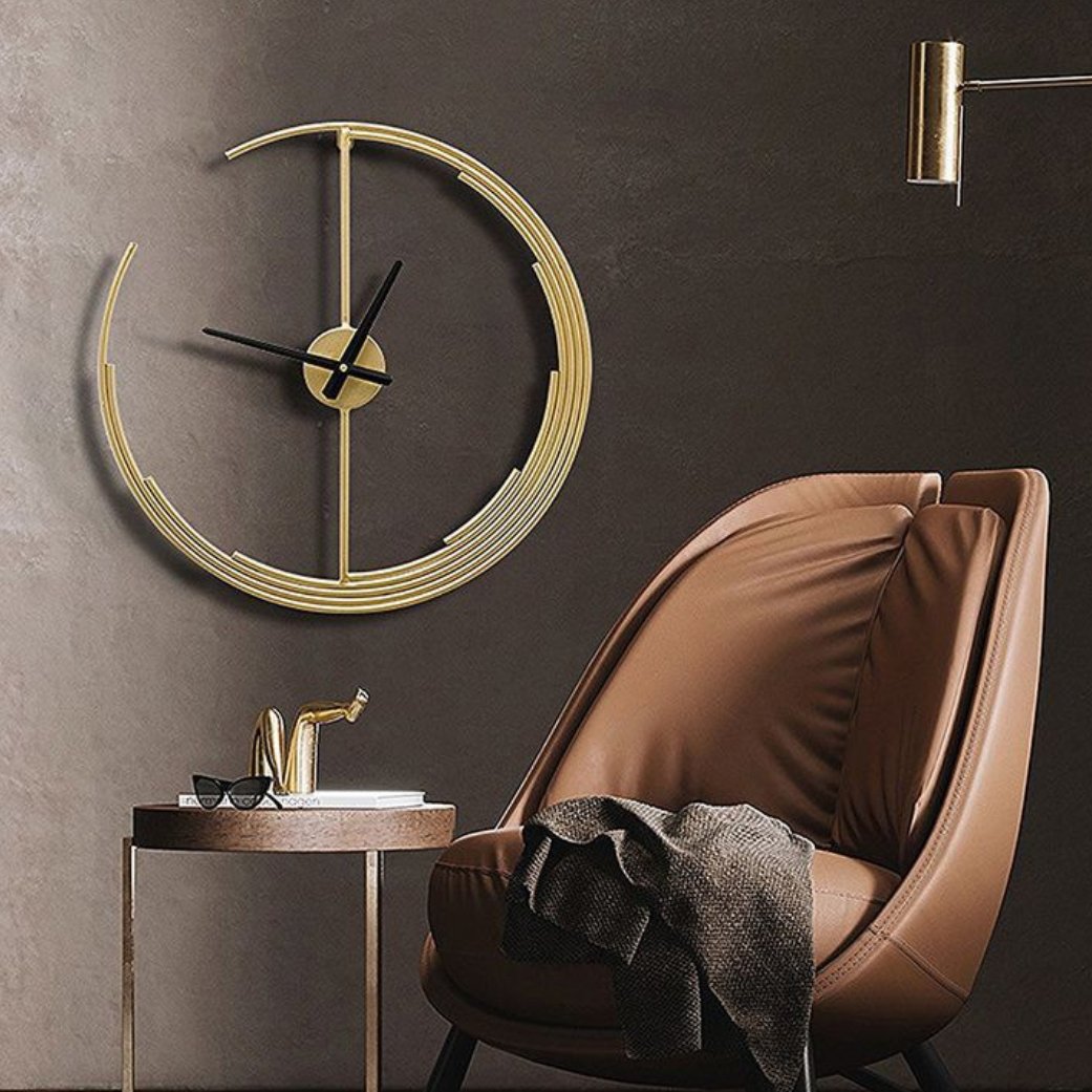 ساعت هلالی رنگ طلایی مات