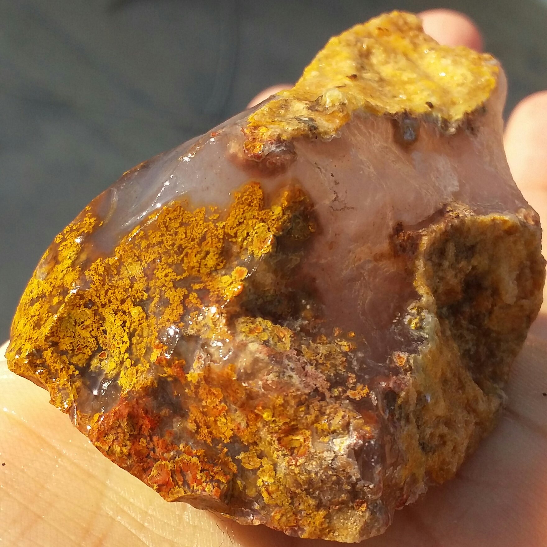 سنگ راف عقیق شجر منظره پاییزی 3طرفه شاهکار خلقت 100 در 100 طبیعی
بینظیر
 با قابلیت ساخت چند نگین قیمتی کد 7872