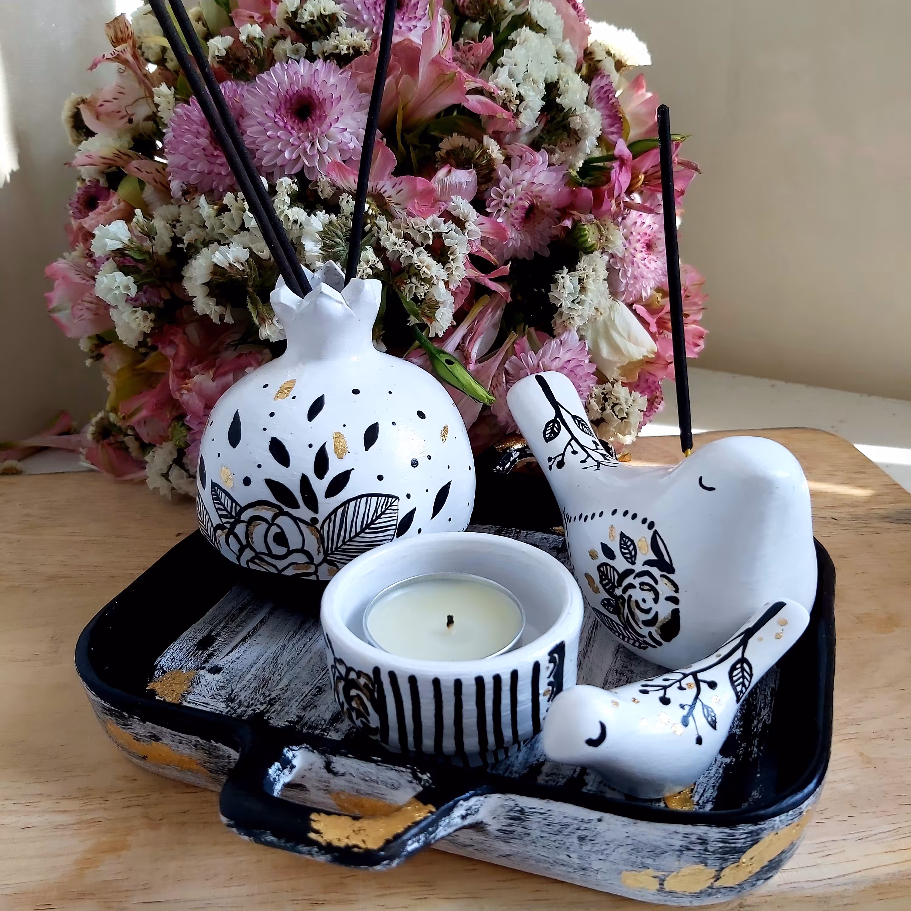 ست رومیزی جاعودی جاشمعی و عودسوز  سفید و مشکی و طلایی ابعاد تقریبی سینی  20در19سانتیمتر طراحی شده با دست و رنگ اکریلیک