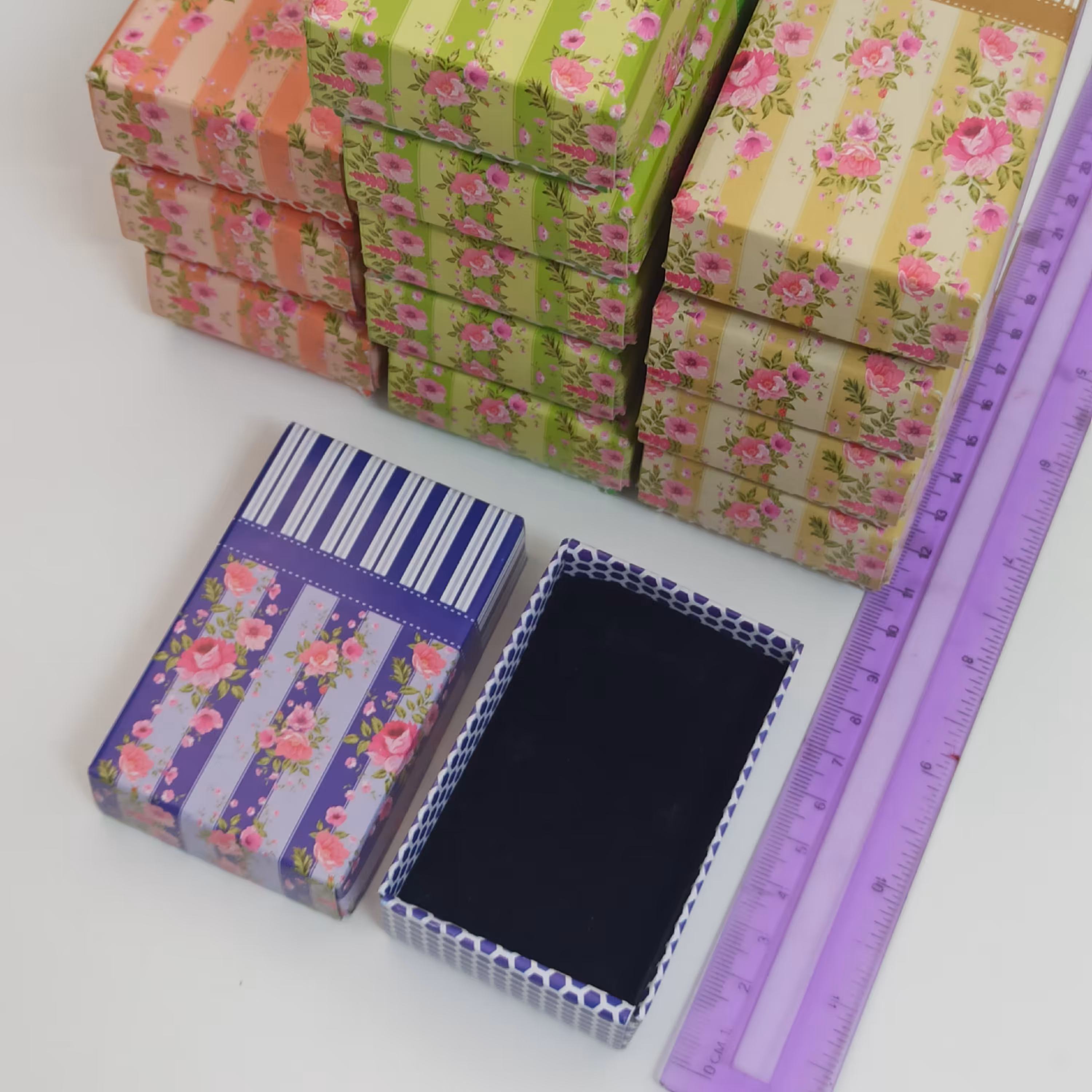 جعبه کادویی زیورآلات مخصوص نیم ست یا گردنبند و دستبند و گوشواره و جاسوییچی