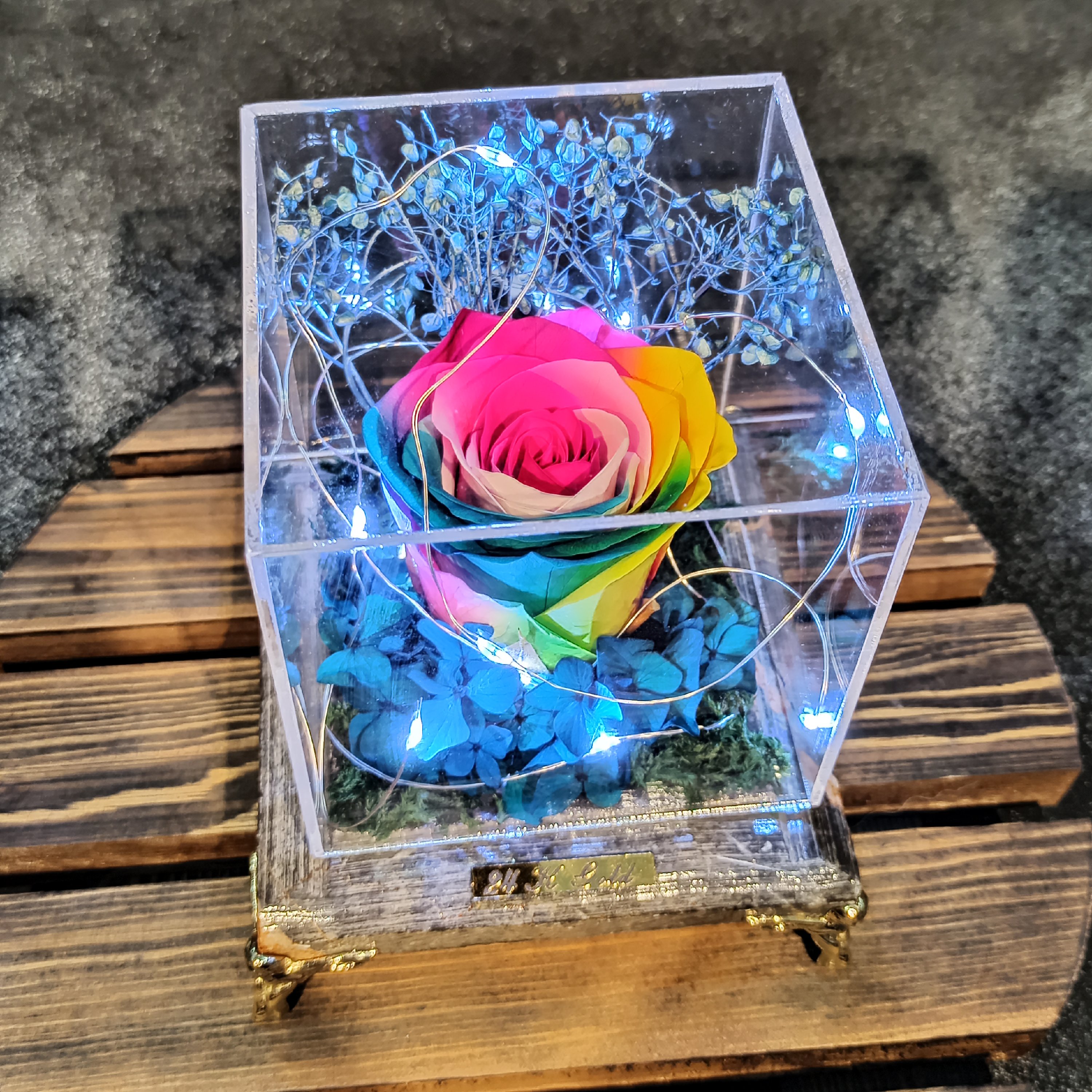   رز جاودان هفت رنگ با دیزاین داخلی باکس و پایه سنگ مرمر 