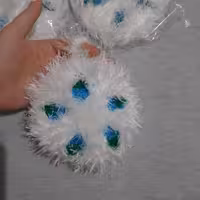 اسکاج بافتنی گرد سفید طرح توت فرنگی آویزدار