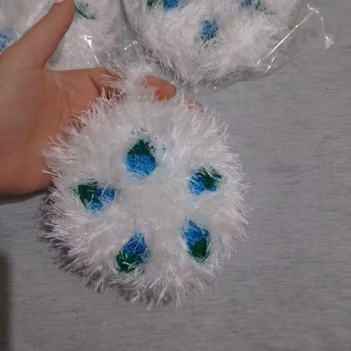 اسکاج بافتنی گرد سفید طرح توت فرنگی آویزدار