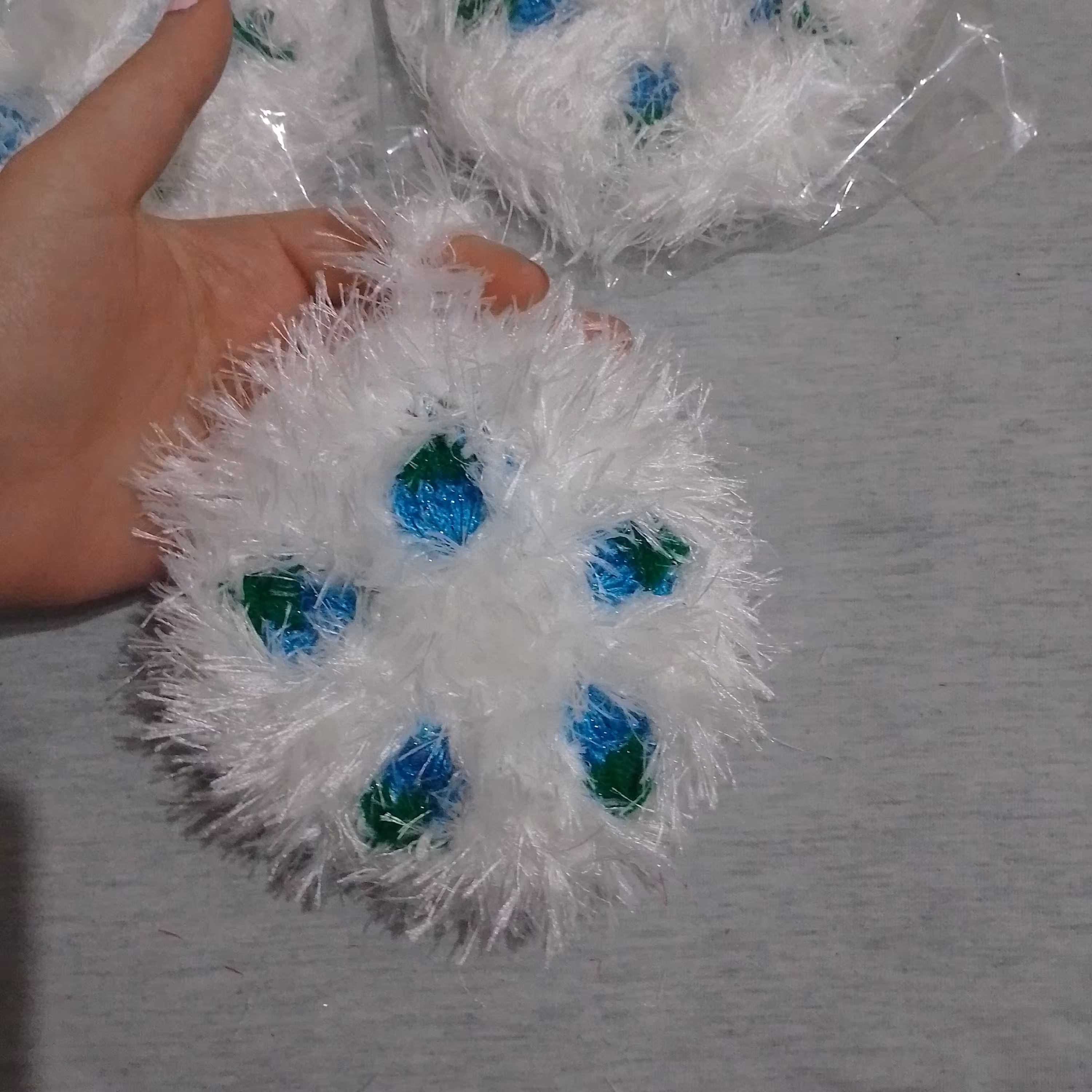 اسکاج بافتنی گرد سفید طرح توت فرنگی آویزدار