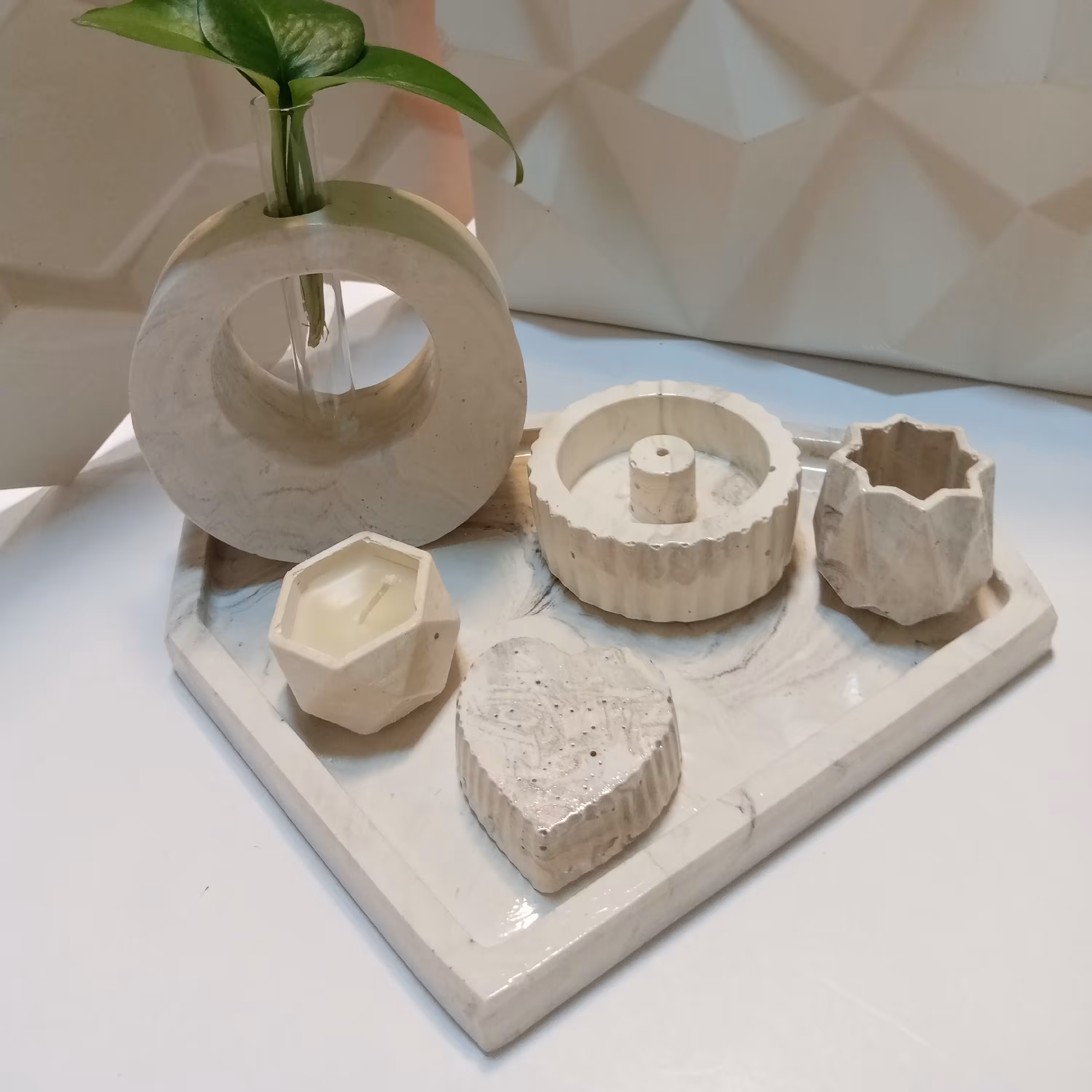 ست سینی دکوراتیو دفرمه با گلجای و اکسسوری. گلجای قلبی و گرد موجود به انتخاب خودتون میزاریم. و 4 عدد اکسسوری همراهش 