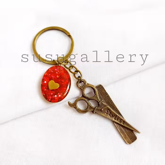 جاکلیدی برنزی شانه و قیچی آرایشگری با آویز قلبی رزینی قرمز