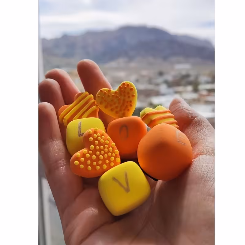 مگنت یخچال قلب نارنجی و زرد مکعبی4عددی خمیری دست ساز MK194