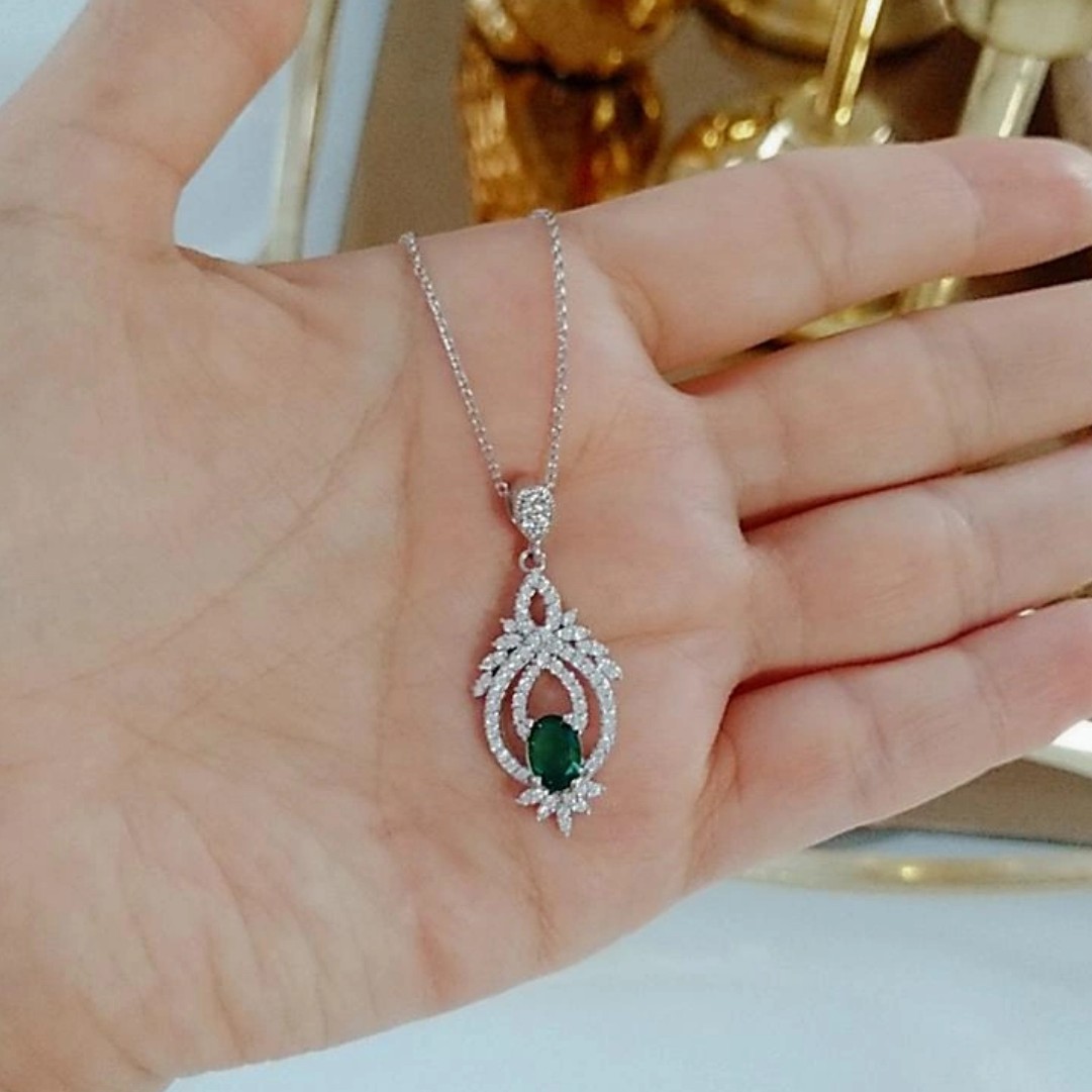 گردنبند نقره زنانه نگین زمردی عیار 925با آبکاری طلا سفید بدون ریزش نگین ضد حساسیت