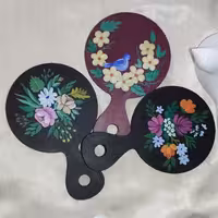 اینه دستی از جنس چوب ضد آب با رنگهای متنوع با نقاشی های مختلف از برند داگل