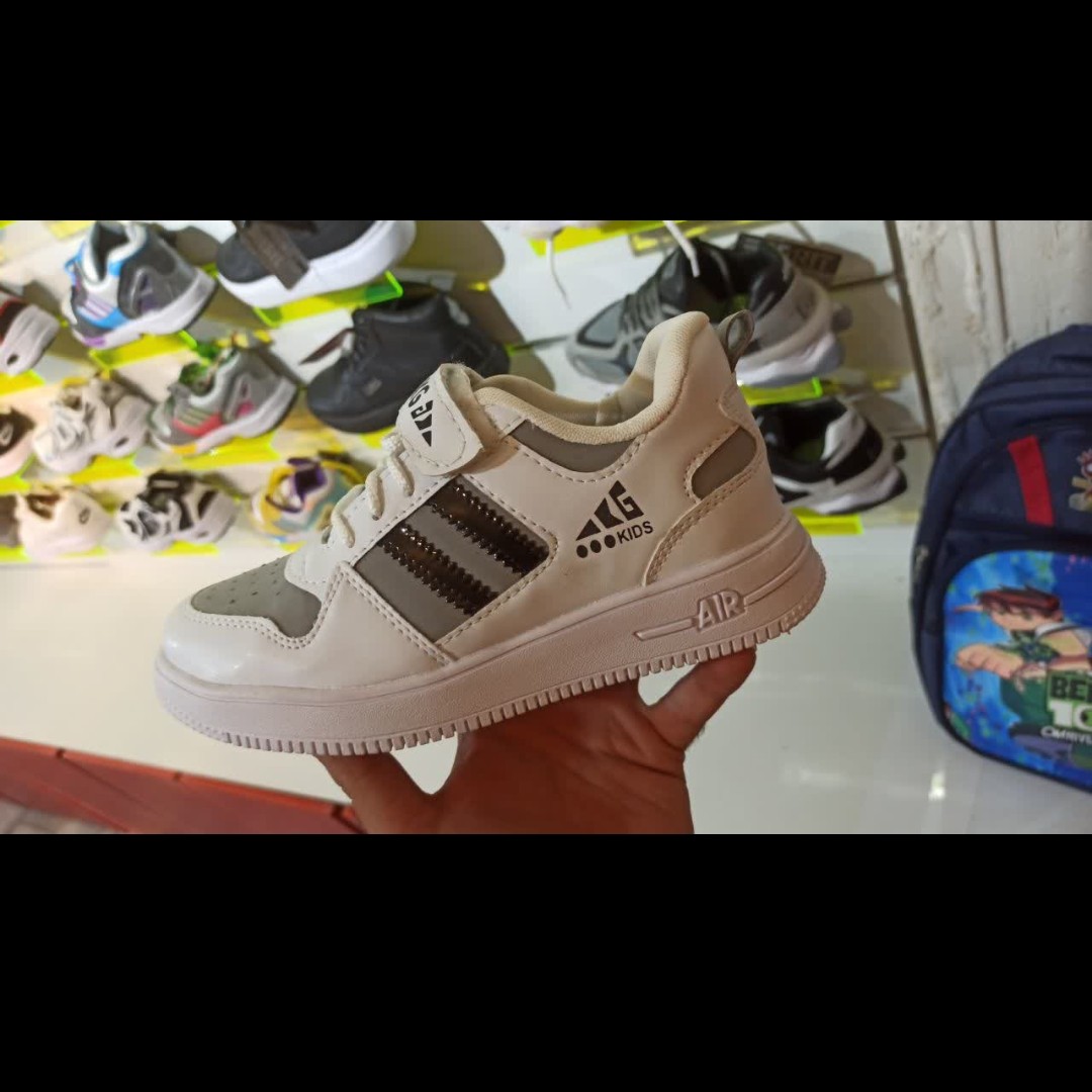 کفش اسپرت ایر سفید مشکی طوسی آدیداس چسبی بندی مناسب مدارس سایز بندی 31 تا 35