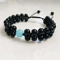 دستبند سنگ آکوامارین به رنگ آبی و سنگ اونیکس مشکی همراه با نخ مومدار 